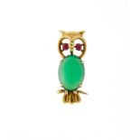 9ct gold owl brooch with cabochon green jade body and ruby eyes, 3.8cm long, 7.4g :For Further