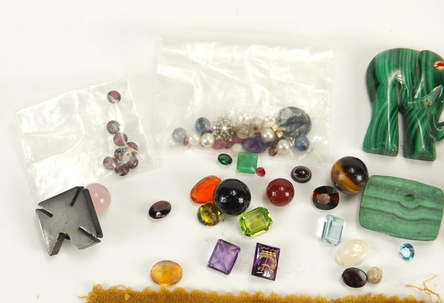 Loose semi precious stones and gems including malachite, garnets, pearls and quartz : For Further - Image 2 of 4