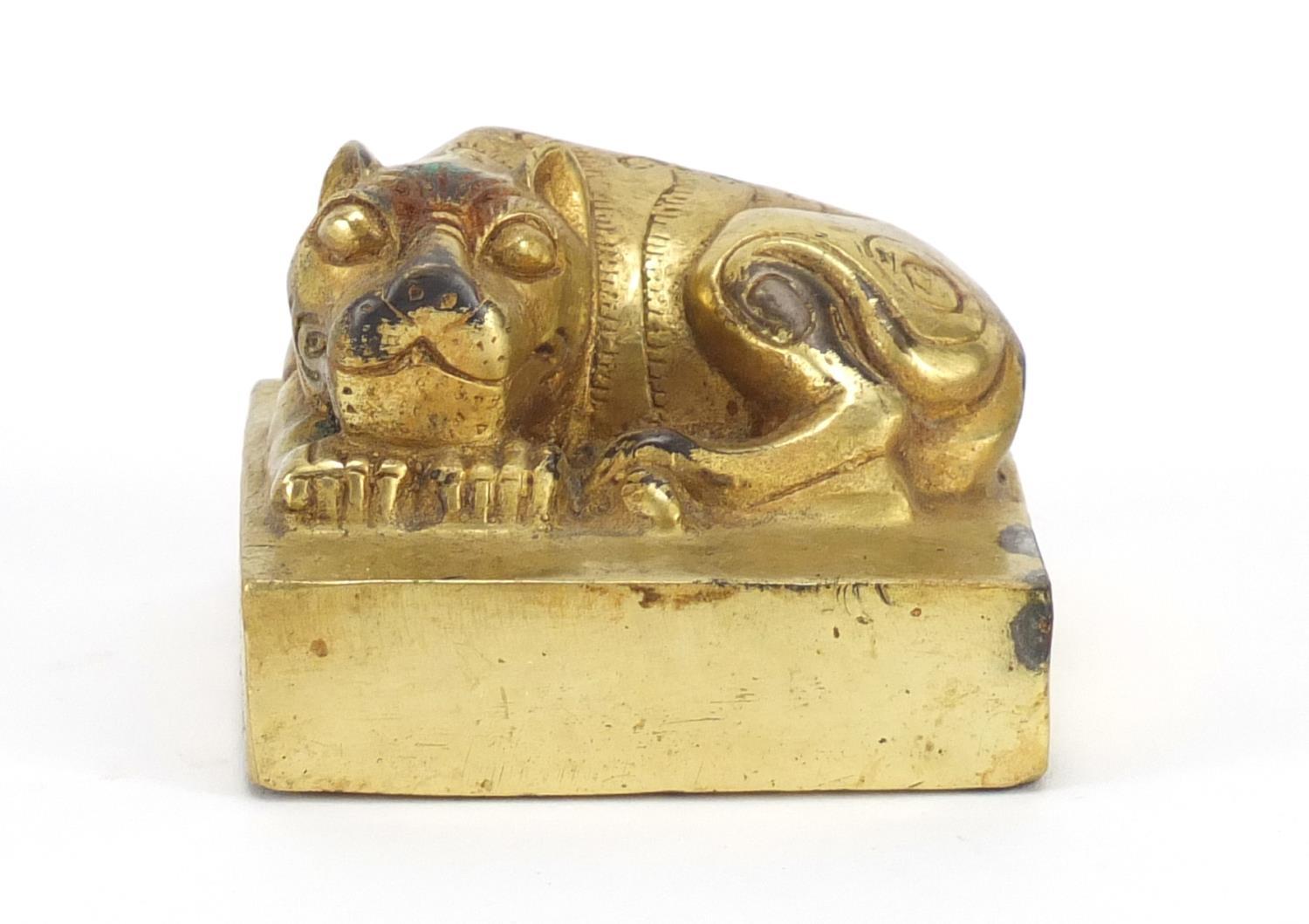 Chinese gilt bronze seal in the form of a sleeping lion, 8cm in length : For Further Condition