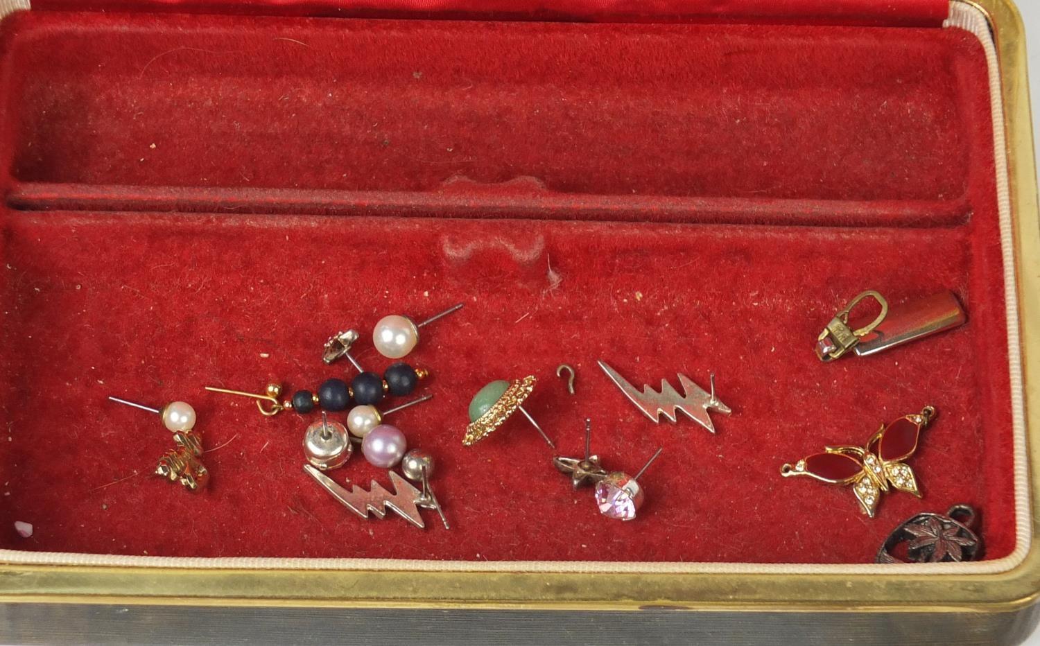 Costume jewellery including brooches, simulated pearl necklaces and earrings : For Further Condition - Image 5 of 6