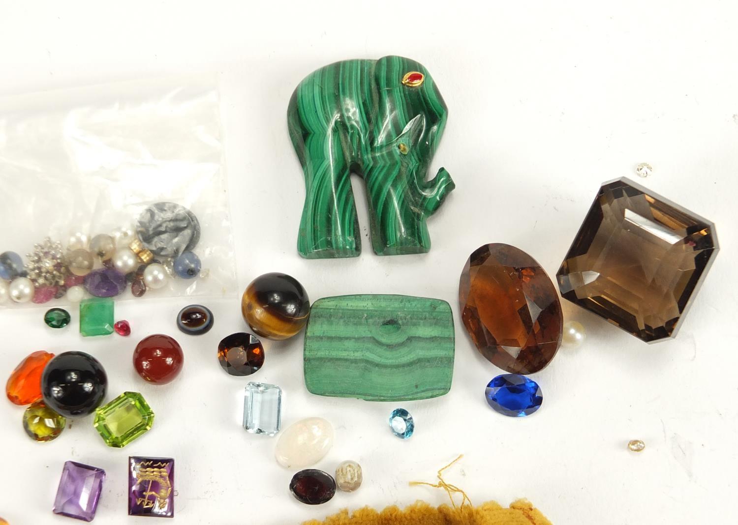 Loose semi precious stones and gems including malachite, garnets, pearls and quartz : For Further - Image 3 of 4