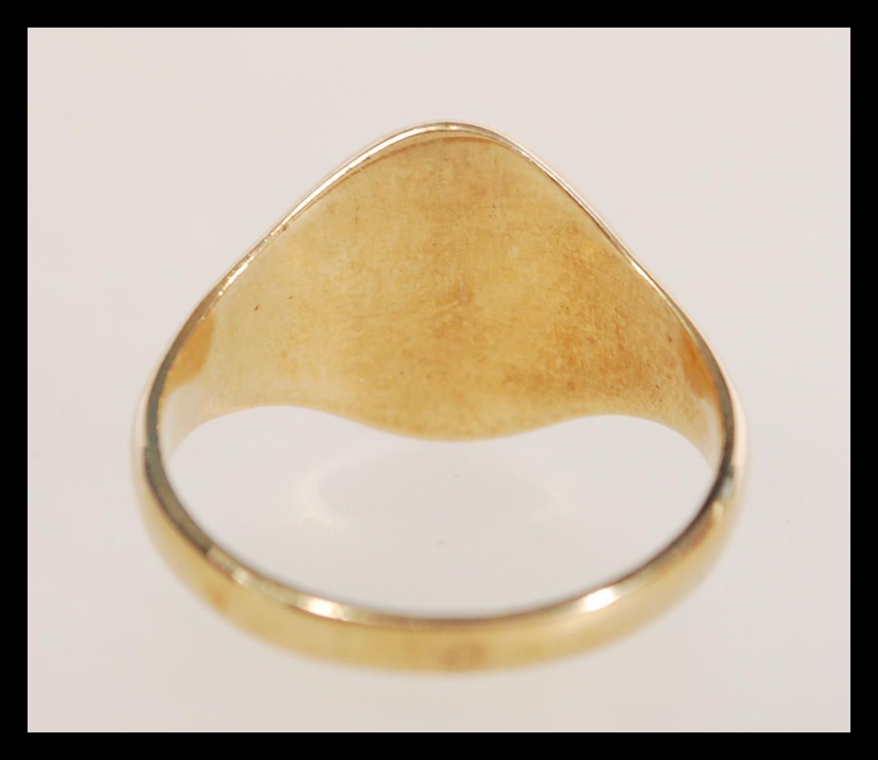 A stamped 375 9ct gold signet ring having an unmarked oval shaped head. Stamped with makers marks - Image 3 of 4