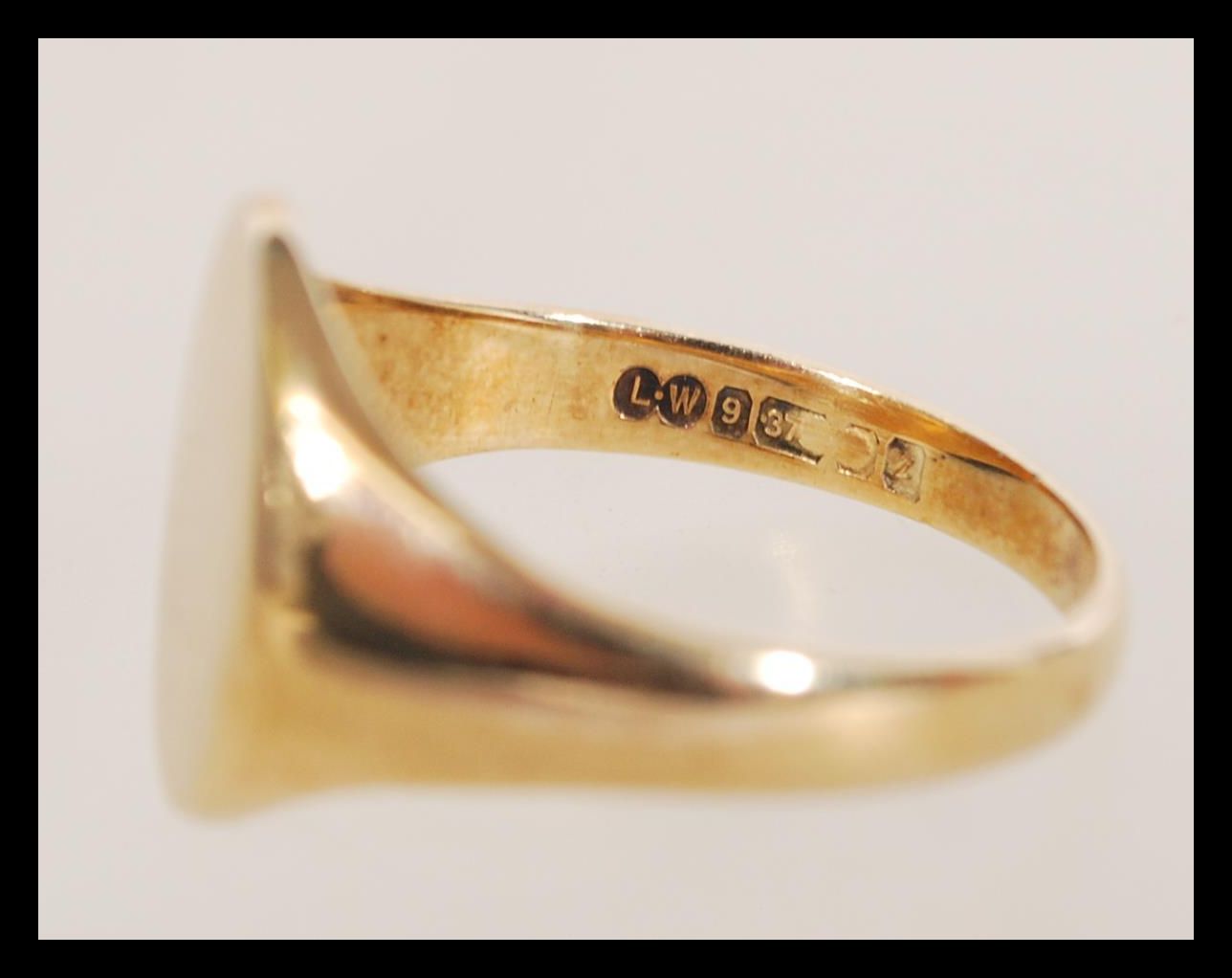 A stamped 375 9ct gold signet ring having an unmarked oval shaped head. Stamped with makers marks - Image 4 of 4