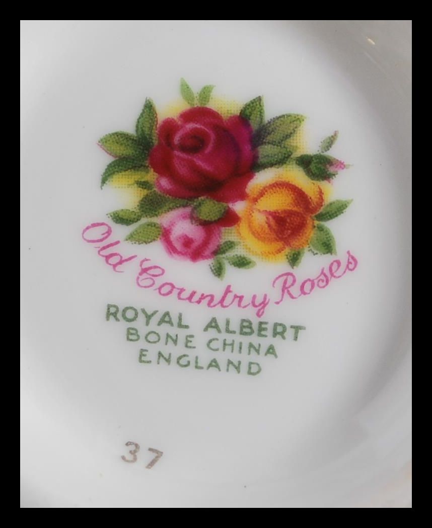 An extensive Royal Albert Old Country Roses dinner and tea service set consisting of twelve cups, - Image 6 of 7