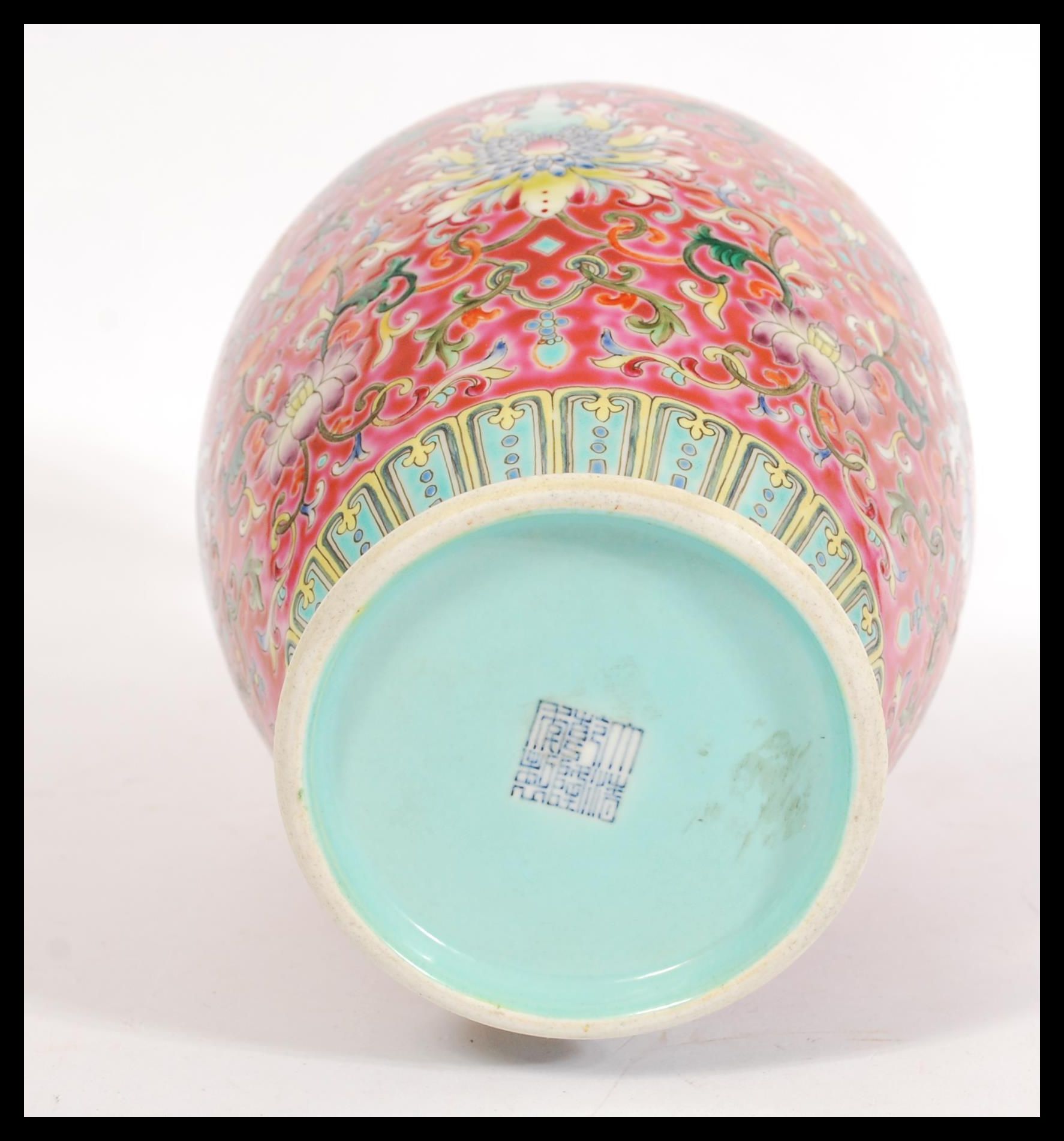 A Chinese Qianlong mark porcelain vase having fine enamel detailing on red ground. Hand decorated - Image 4 of 4