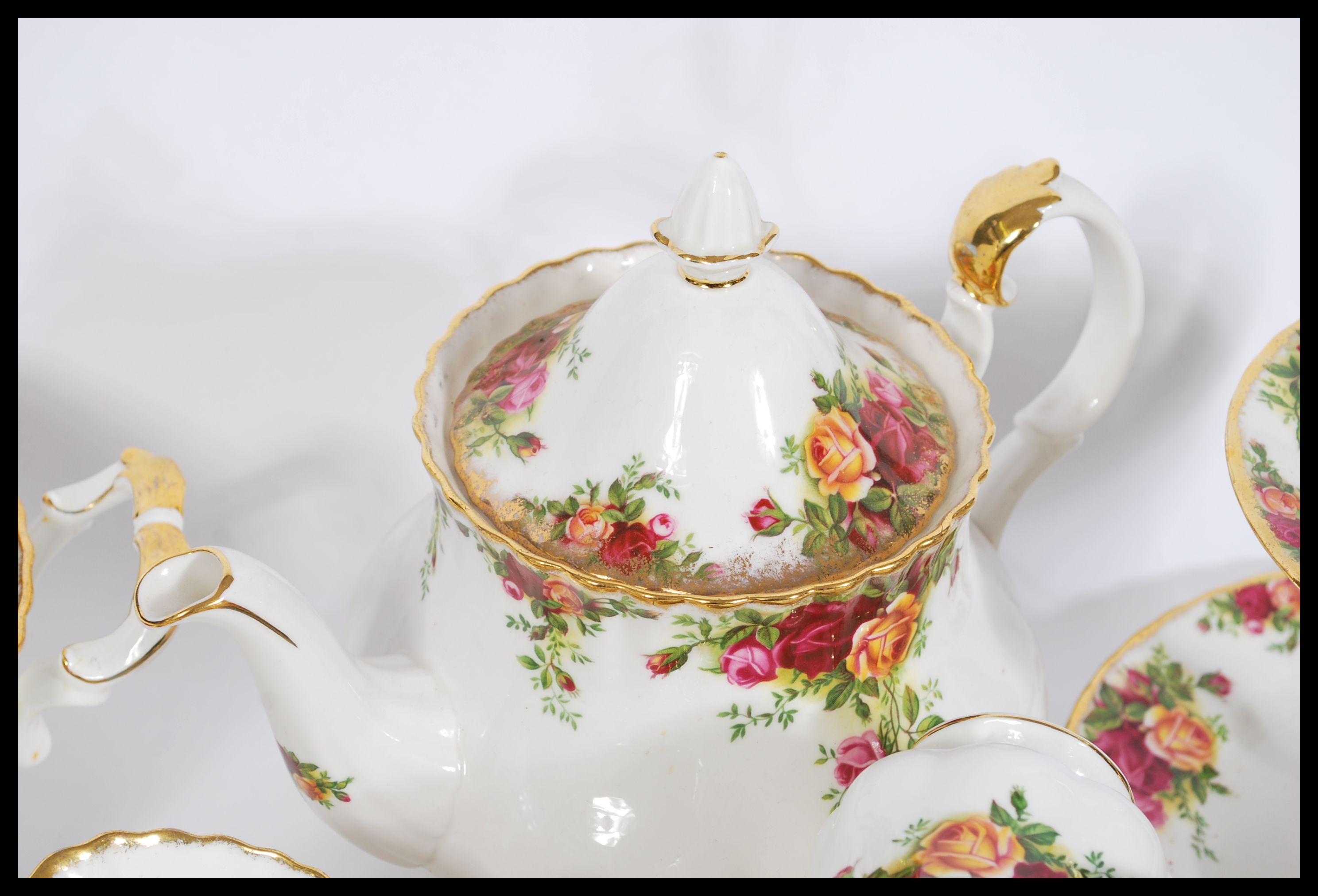 An extensive Royal Albert Old Country Roses dinner and tea service set consisting of twelve cups, - Image 5 of 7