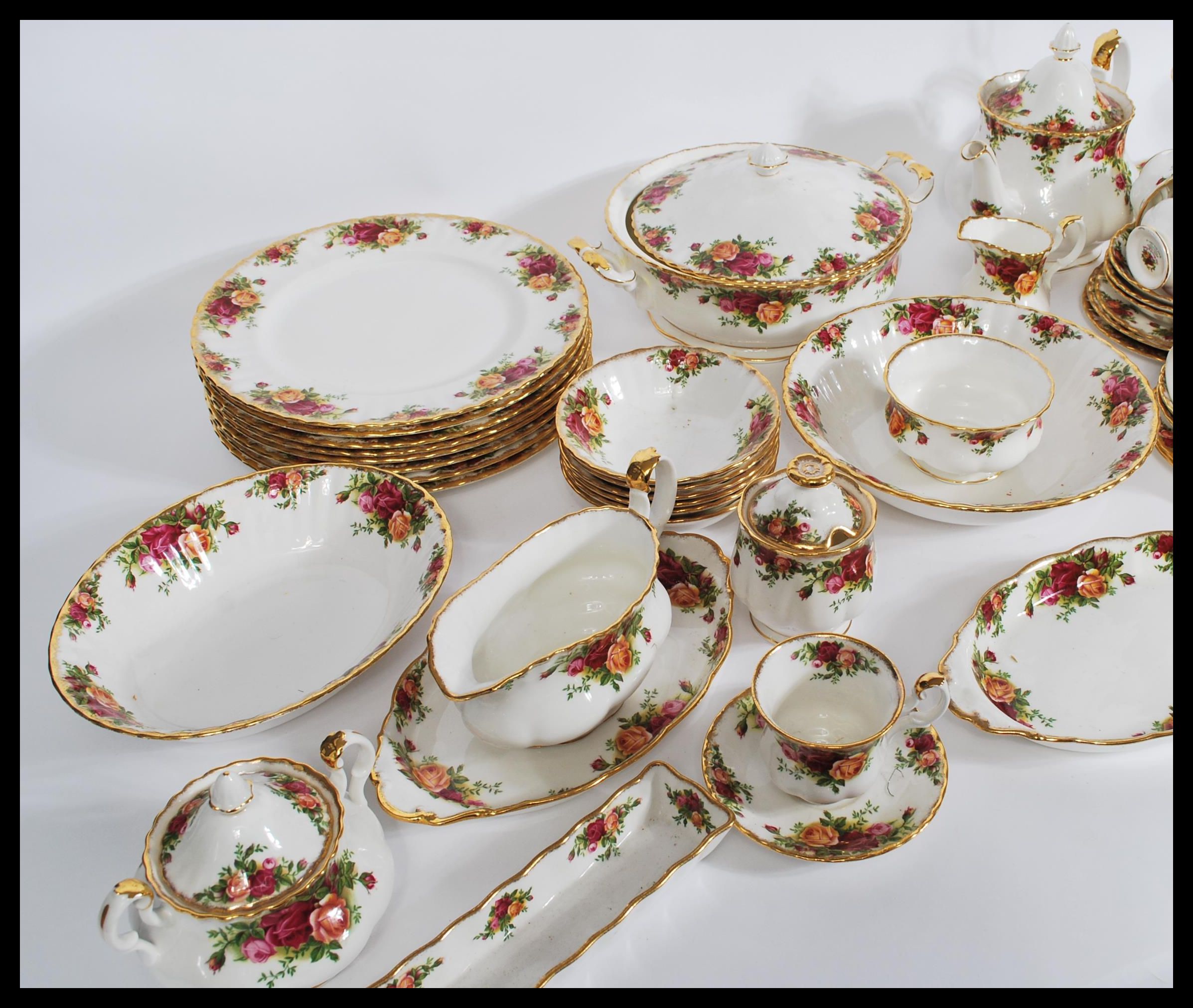 An extensive Royal Albert Old Country Roses dinner and tea service set consisting of twelve cups, - Image 3 of 7