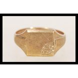 A hallmarked 9ct gold signet ring having part engraved designed signet cartouche. Weighs 2.7