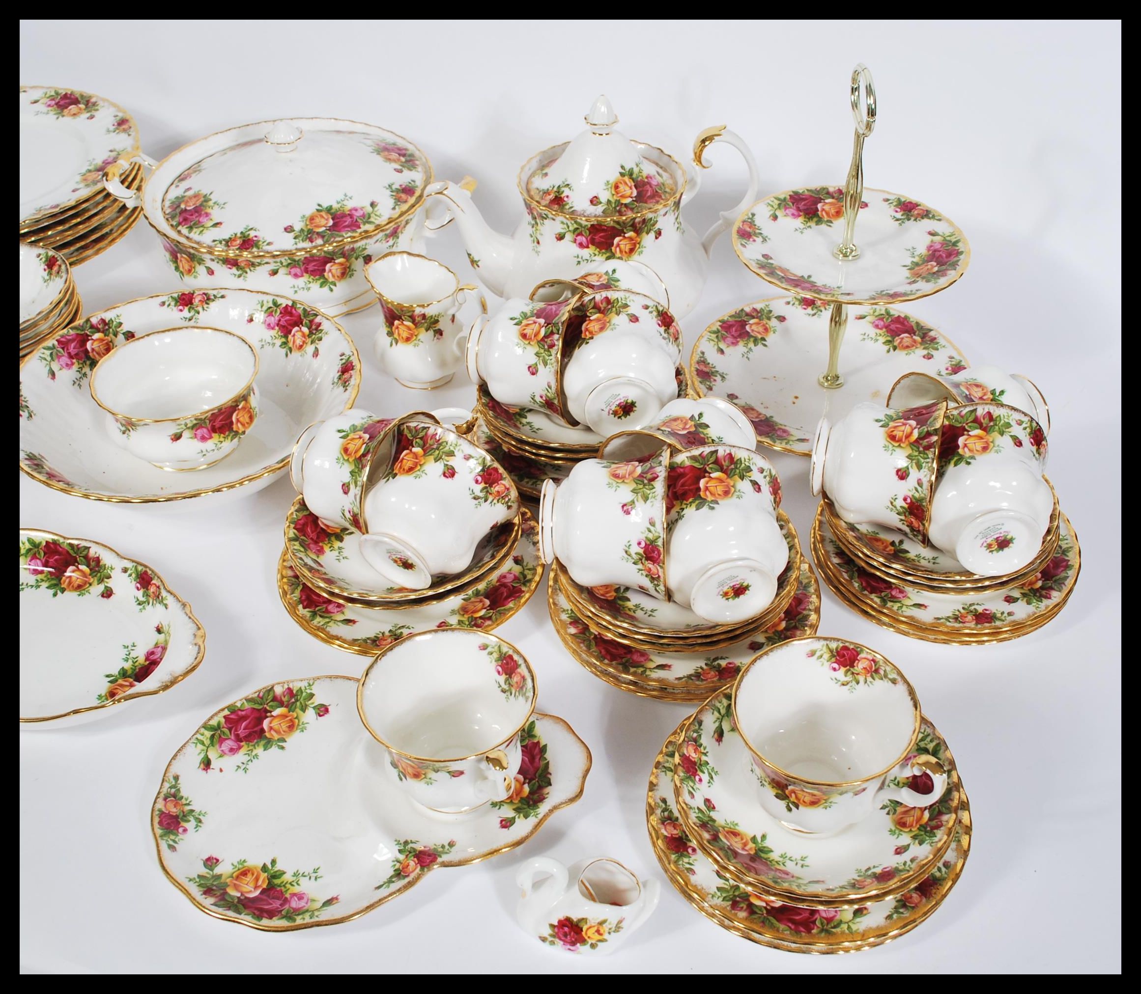 An extensive Royal Albert Old Country Roses dinner and tea service set consisting of twelve cups, - Image 2 of 7