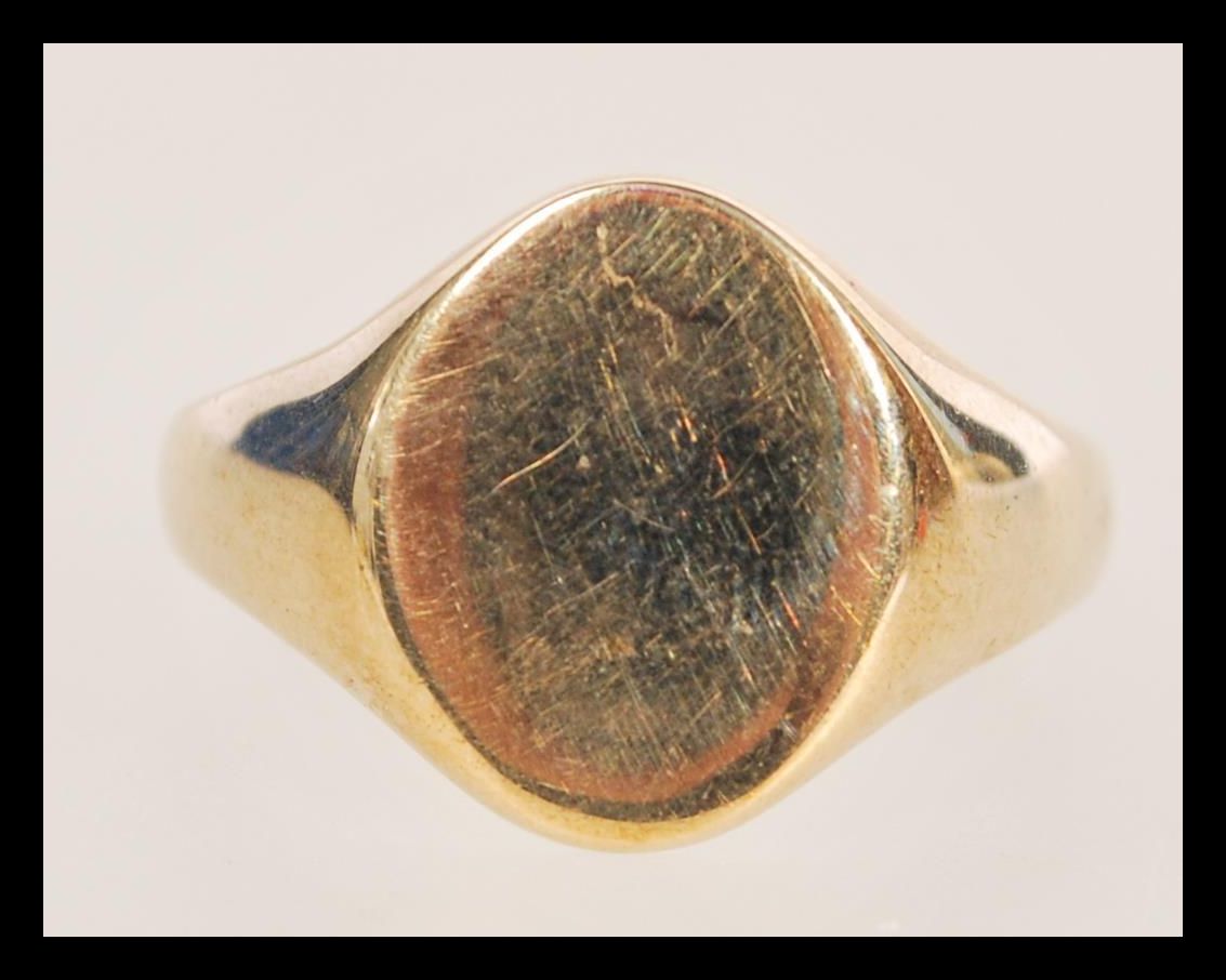A stamped 375 9ct gold signet ring having an unmarked oval shaped head. Stamped with makers marks