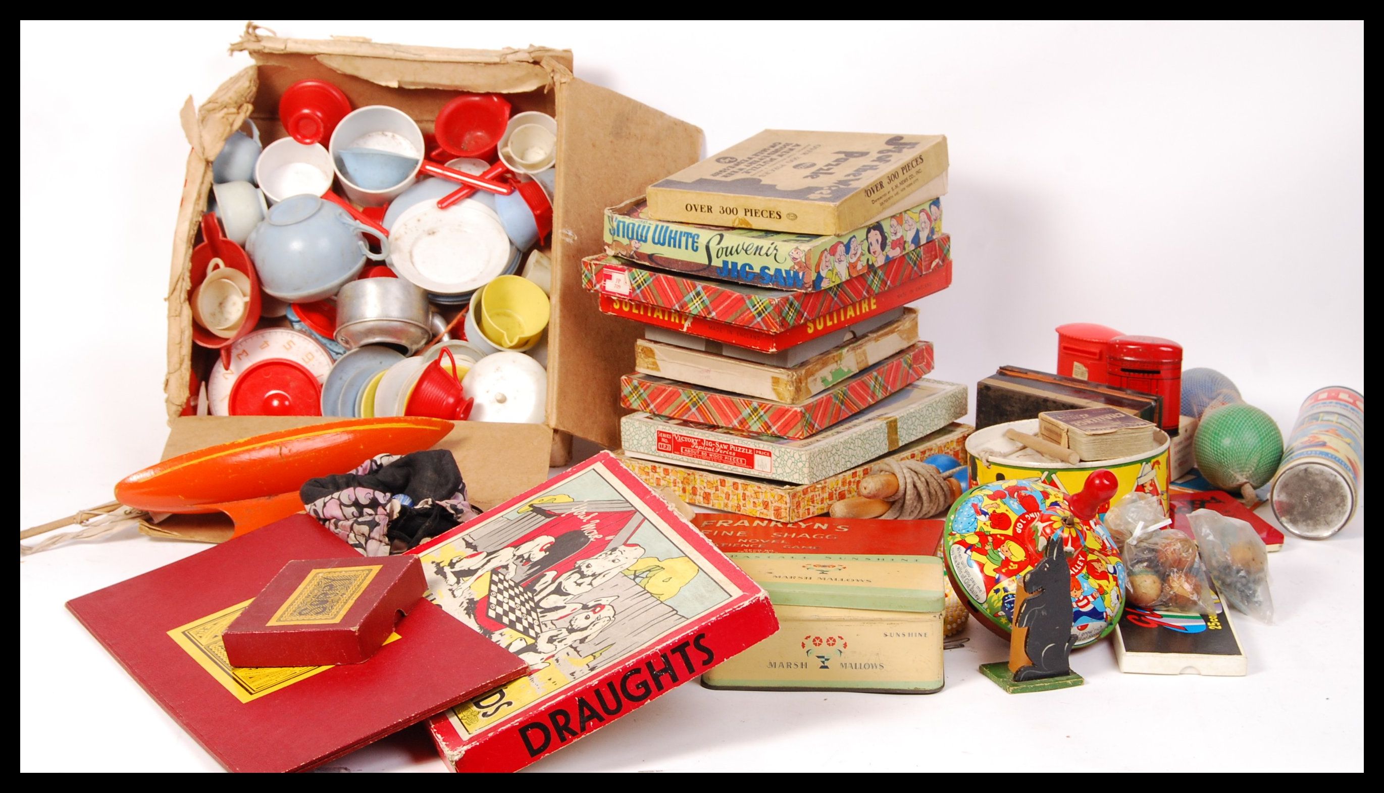 ASSORTED 1950'S, 60'S AND 70'S PUZZLES, TOYS, GAMES AND STATIONERY