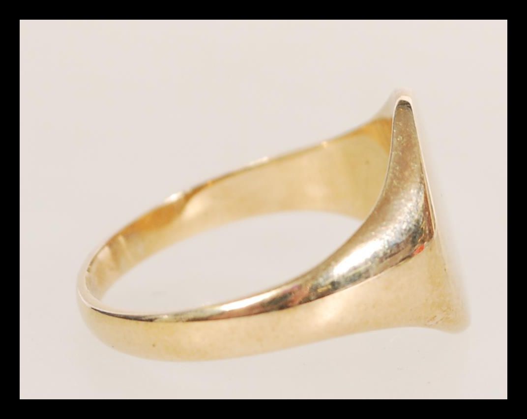 A stamped 375 9ct gold signet ring having an unmarked oval shaped head. Stamped with makers marks - Image 2 of 4