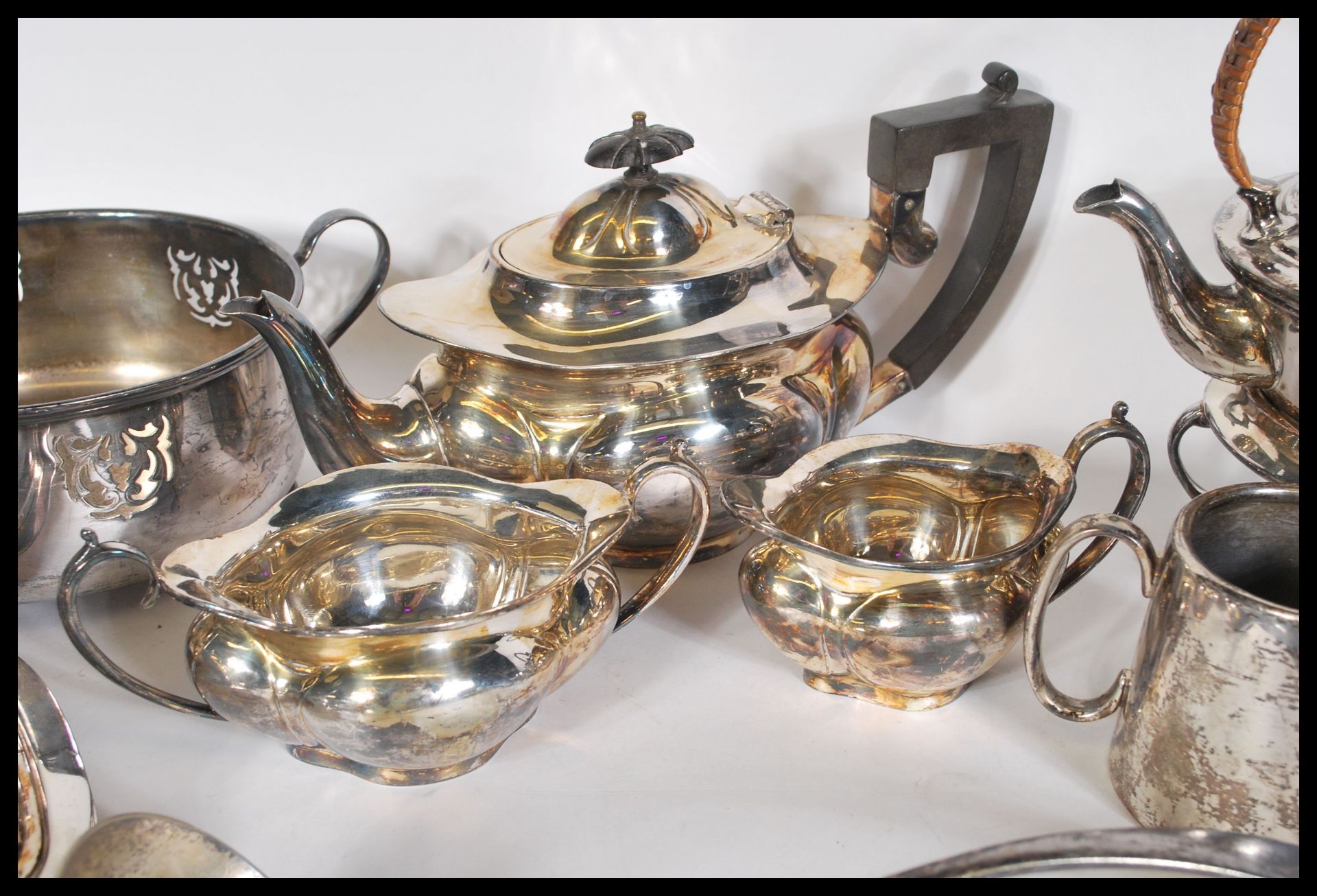 A collection of vintage early 20th Century silver plated items, to include a spirit kettle, toast - Bild 3 aus 5