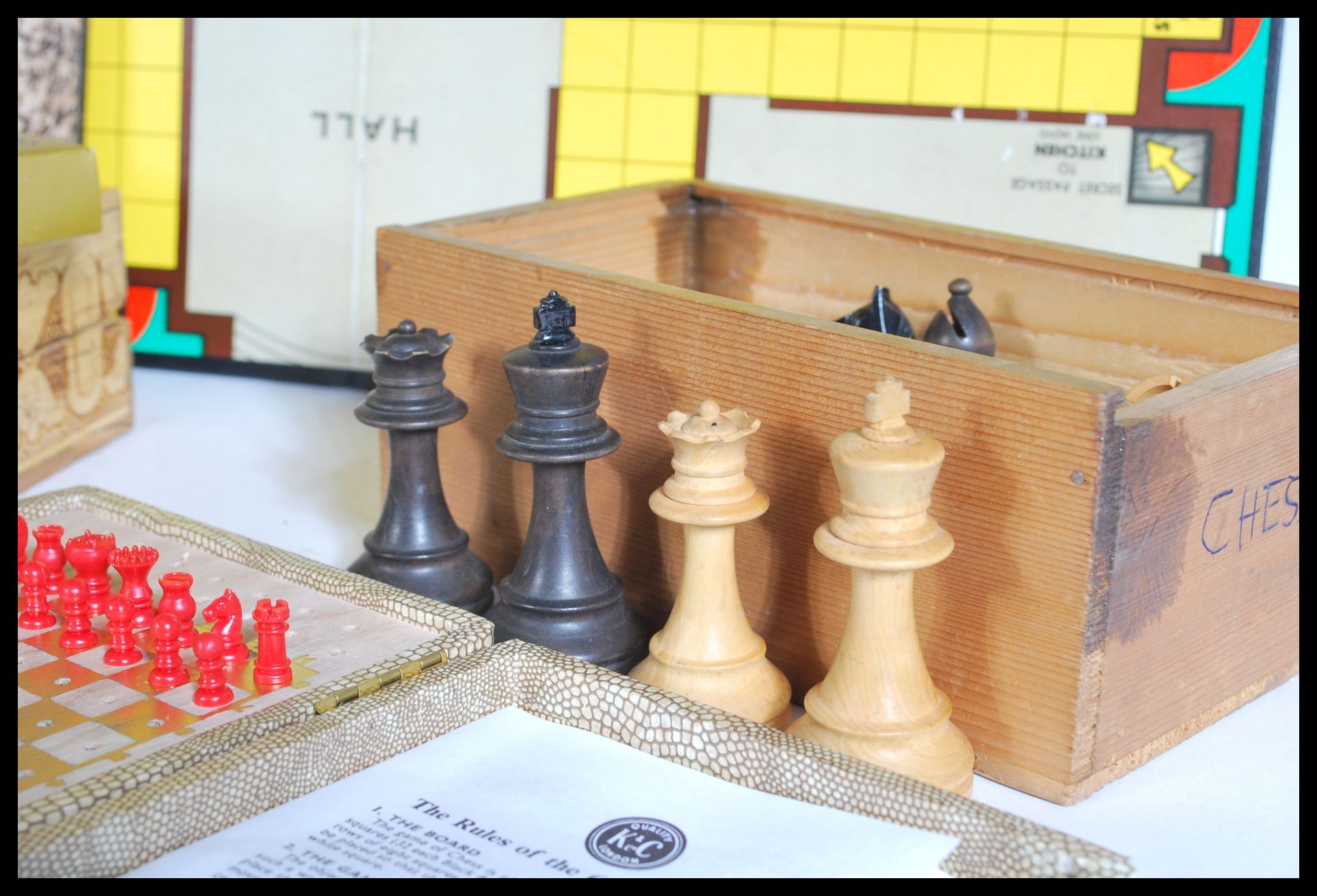 A compendium of vintage 20th Century chess pieces and draught sets, many cased sets with boards - Bild 2 aus 6