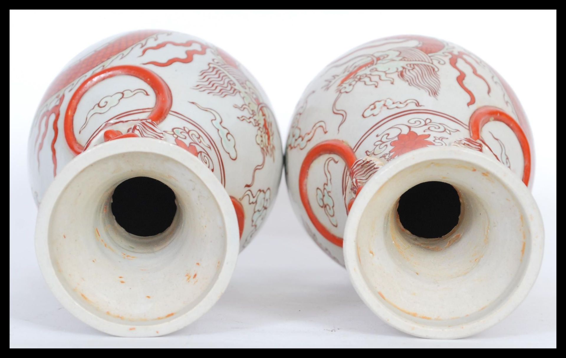 A pair of 20th Century Chinese baluster vases raised on a large circular foot with ring Fu / - Bild 4 aus 5