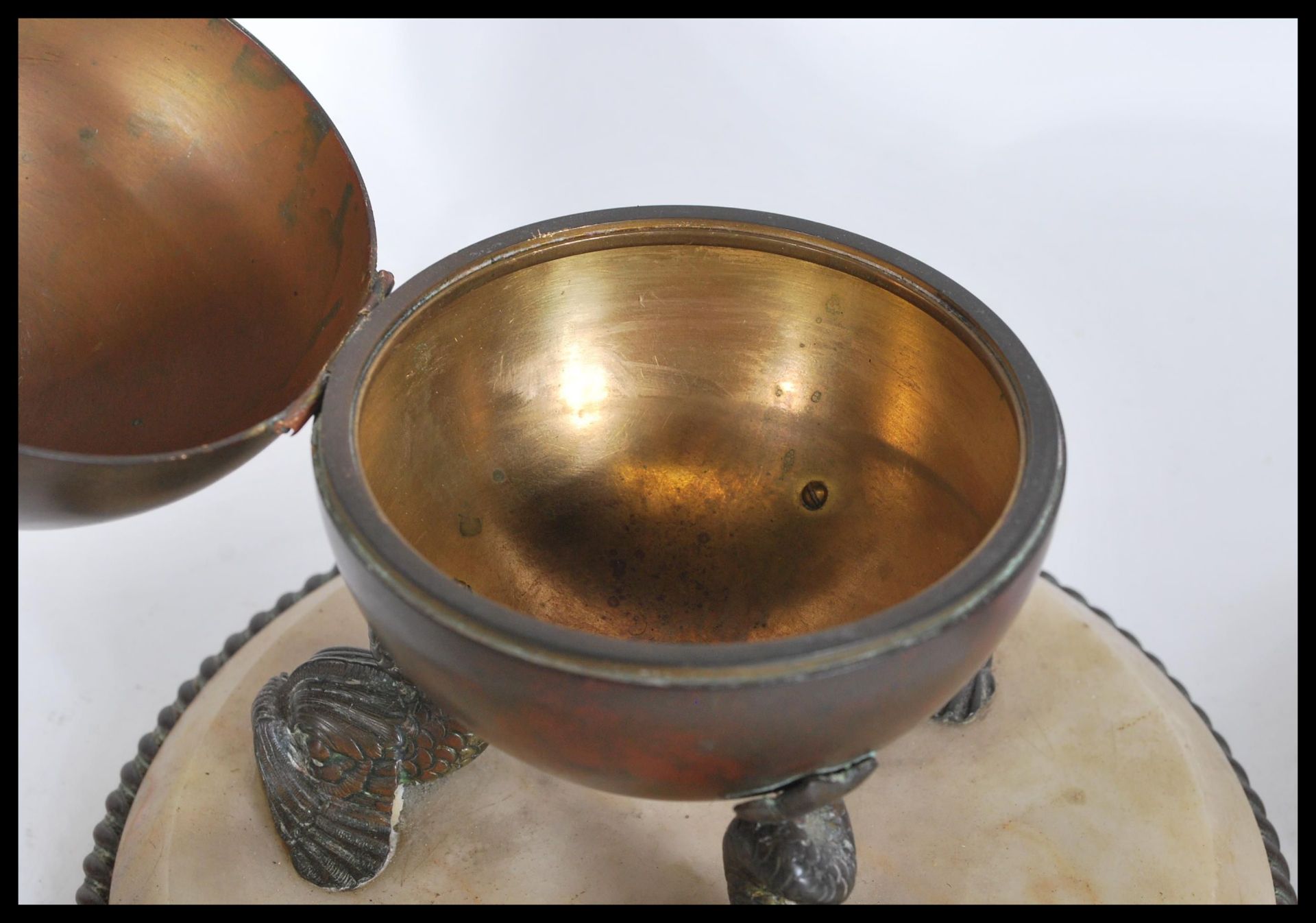 A 19th Century Victorian brass and alabaster inkwell raised on circular base with twist border. - Bild 7 aus 7