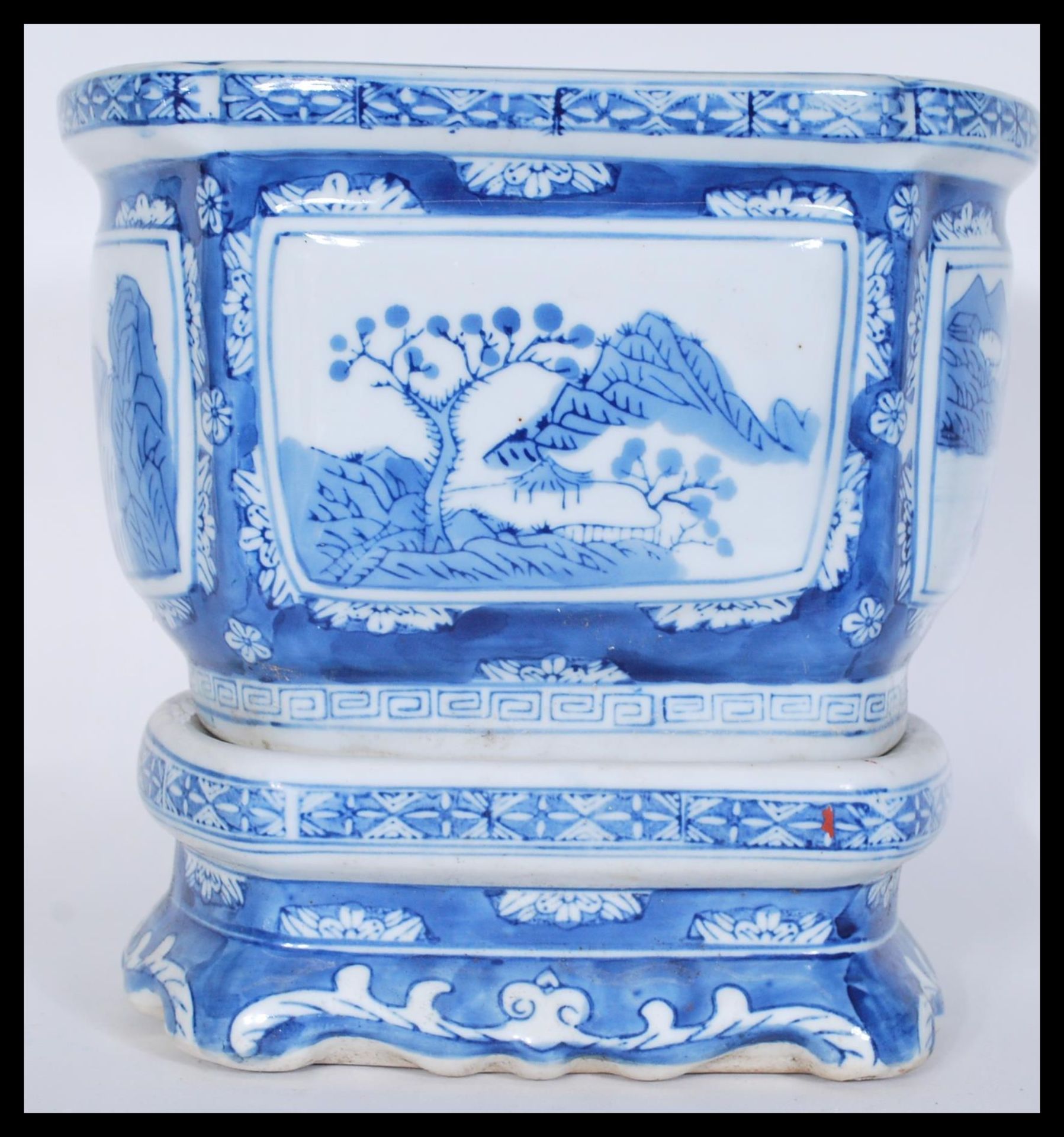 A late 19th / early 20th Century Chinese blue and white jardiniere planter on stand having hand - Bild 3 aus 5