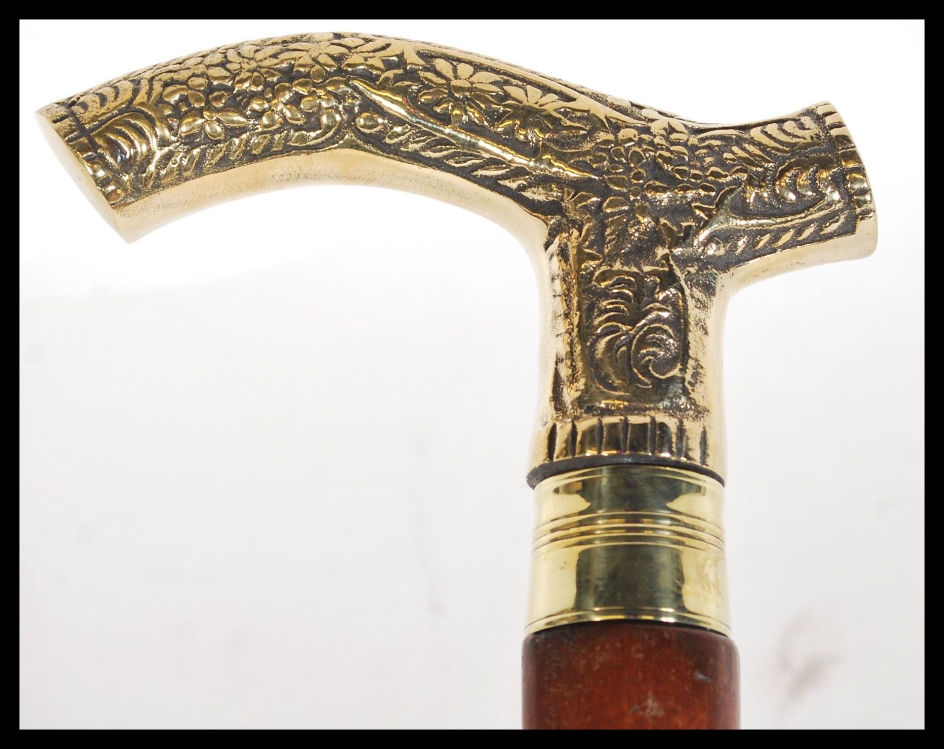 A malacca walking stick having a brass hooked handle having embossed floral detailing. Measures - Bild 2 aus 5