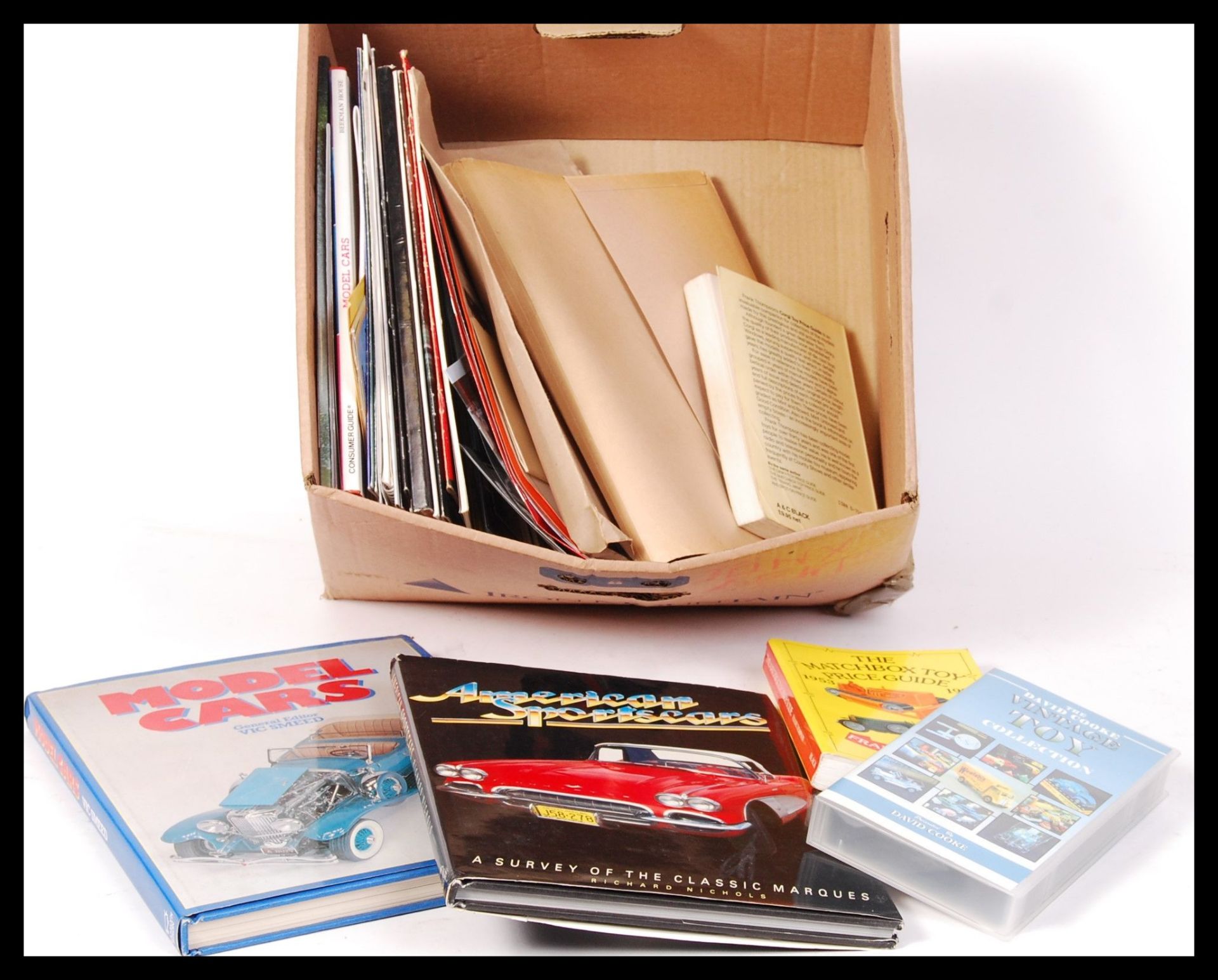 ASSORTED COLLECTABLE SCALE DIECAST MODEL VEHICLE REFERENCE BOOKS