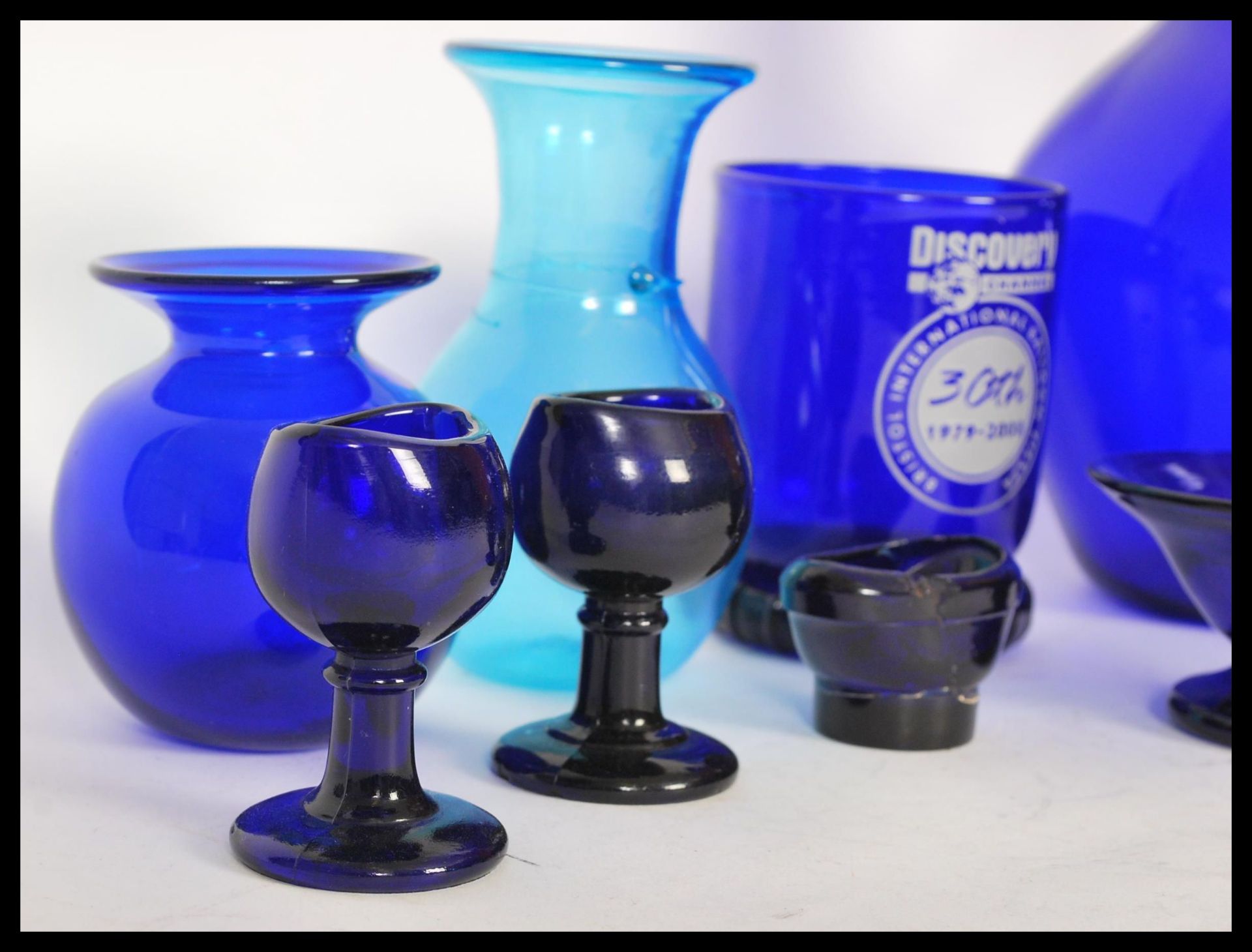 A collection of Bristol blue glass and others to include a large Bristol Blue glass ewer / water jug - Bild 3 aus 5