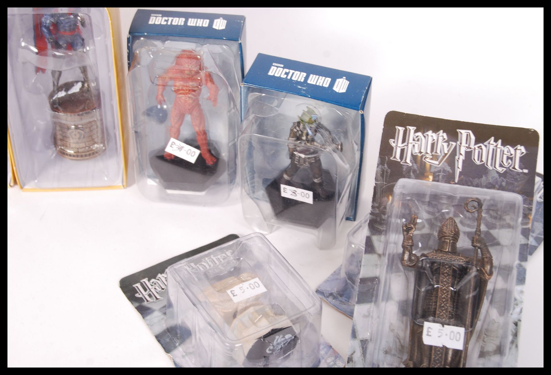 ASSORTED EAGLEMOSS OR SIMILAR GAME PIECES AND SCALE MODELS FIGURES - Bild 4 aus 4