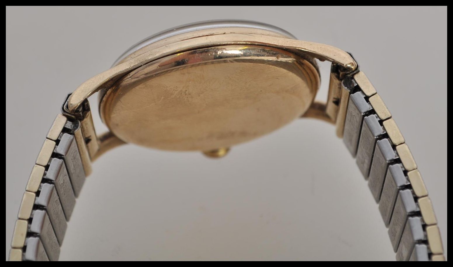 A vintage 20th century hallmarked 9ct gold Omega watch. The movement signed Omega within a 9ct - Image 4 of 6