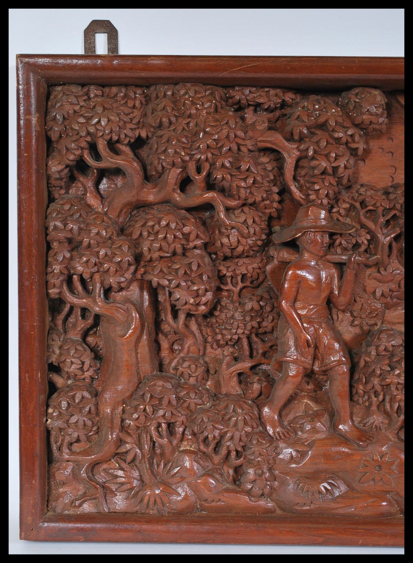 An early 20th century large carved wooden plaque depicting men at work amongst trees with children - Bild 2 aus 5