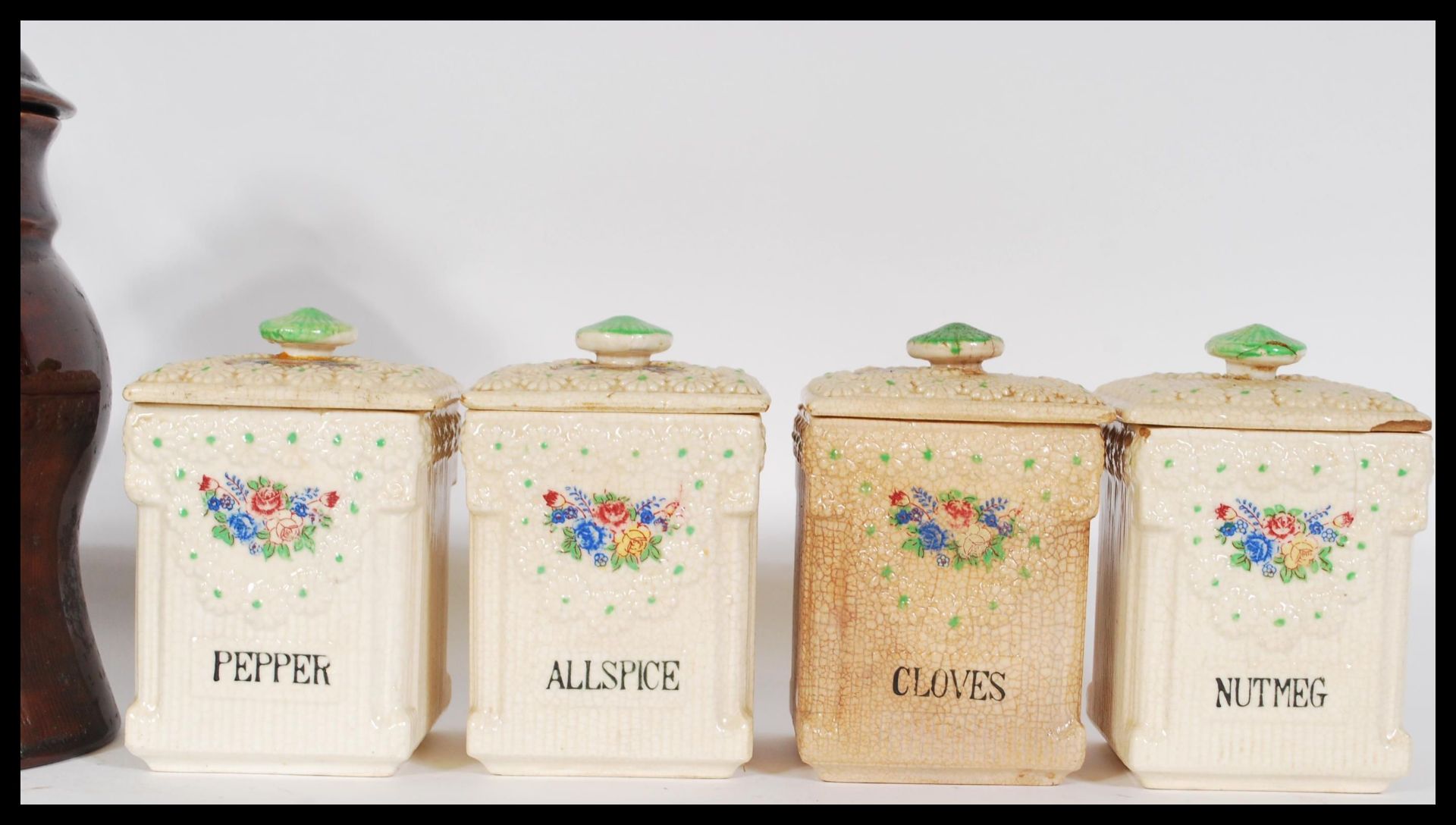 A collection of four early 20th Century Art Deco kitchen spice storage jars, with lids, the jars - Bild 2 aus 4