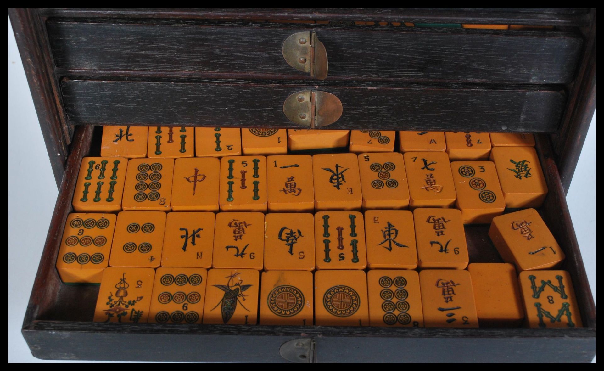 An early 20th Century Chinese Mahjong game set complete in lacquered box with drawers and lift up - Bild 5 aus 9