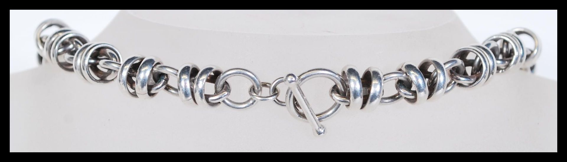 A silver necklace with circular links having a toggle clasp. Total weight 76g. - Bild 4 aus 4