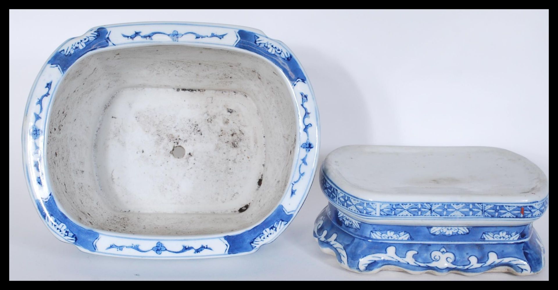 A late 19th / early 20th Century Chinese blue and white jardiniere planter on stand having hand - Bild 4 aus 5