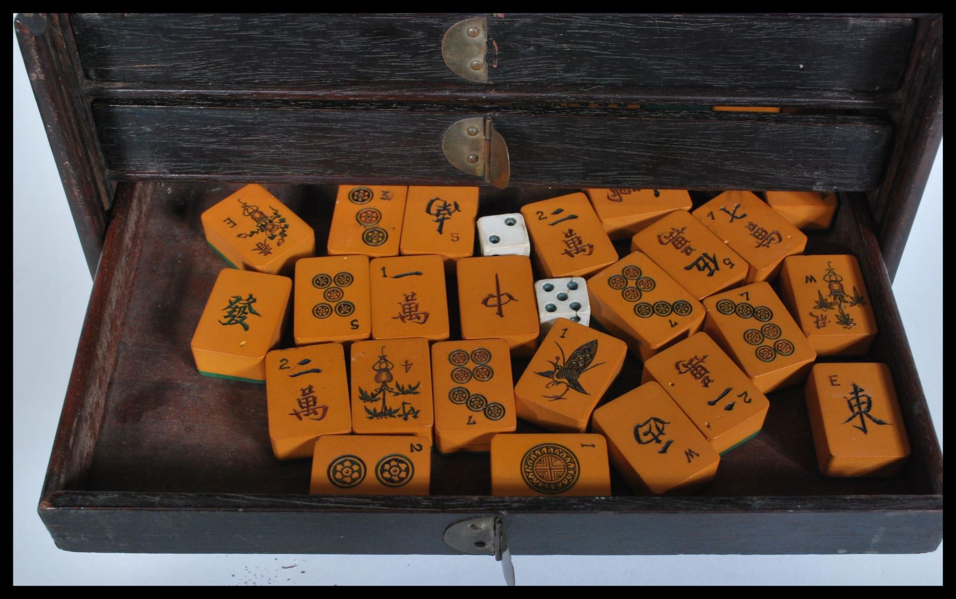 An early 20th Century Chinese Mahjong game set complete in lacquered box with drawers and lift up - Bild 6 aus 9