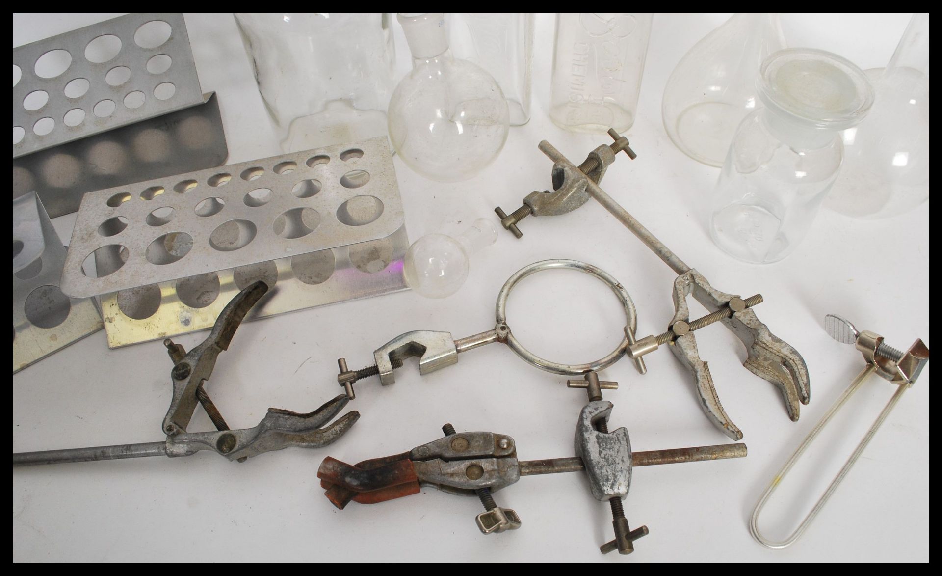 A selection of vintage scientific equipment to include petri dish stands, clamps, glass bottles - Bild 3 aus 4