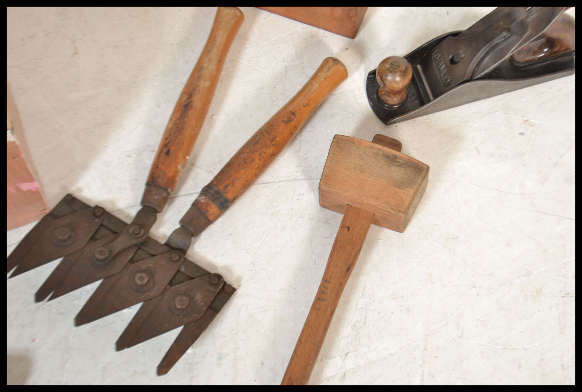 A selection of vintage 20th Century tools to include a pair of Astor lawn shears, a Stanley plane, a - Bild 7 aus 12