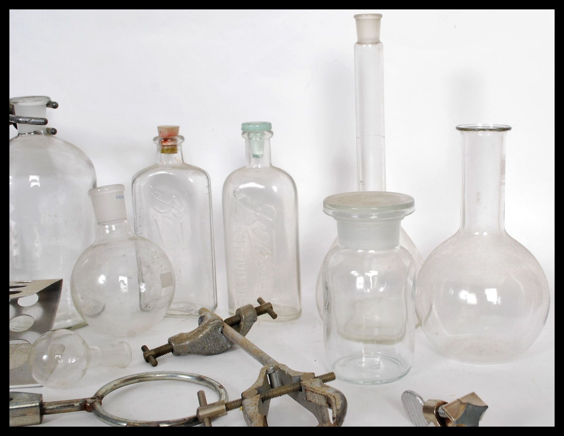 A selection of vintage scientific equipment to include petri dish stands, clamps, glass bottles - Bild 4 aus 4