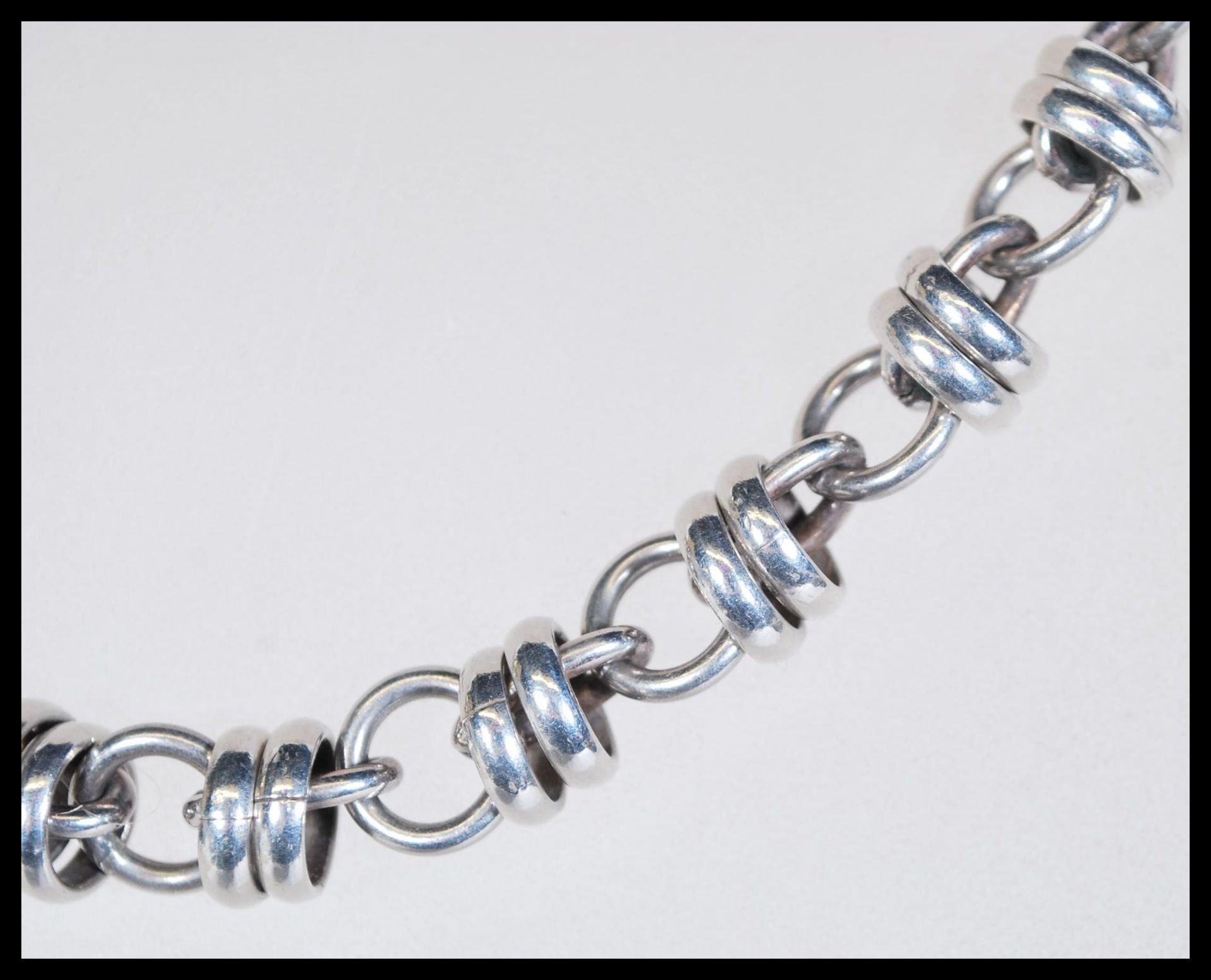 A silver necklace with circular links having a toggle clasp. Total weight 76g. - Bild 3 aus 4