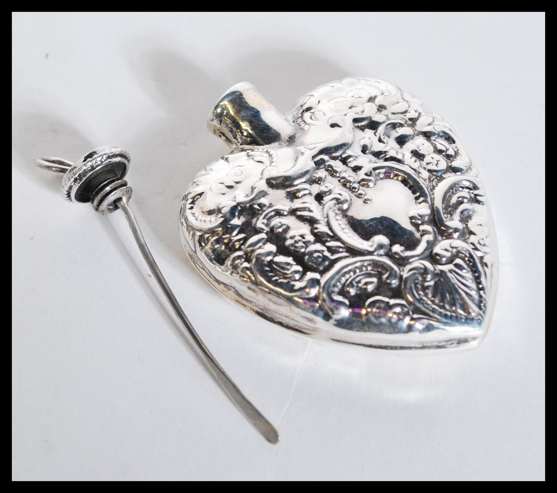 A sterling silver perfume bottle in the form of a heart having scrolled decoration. Weighs 21 grams. - Bild 4 aus 4