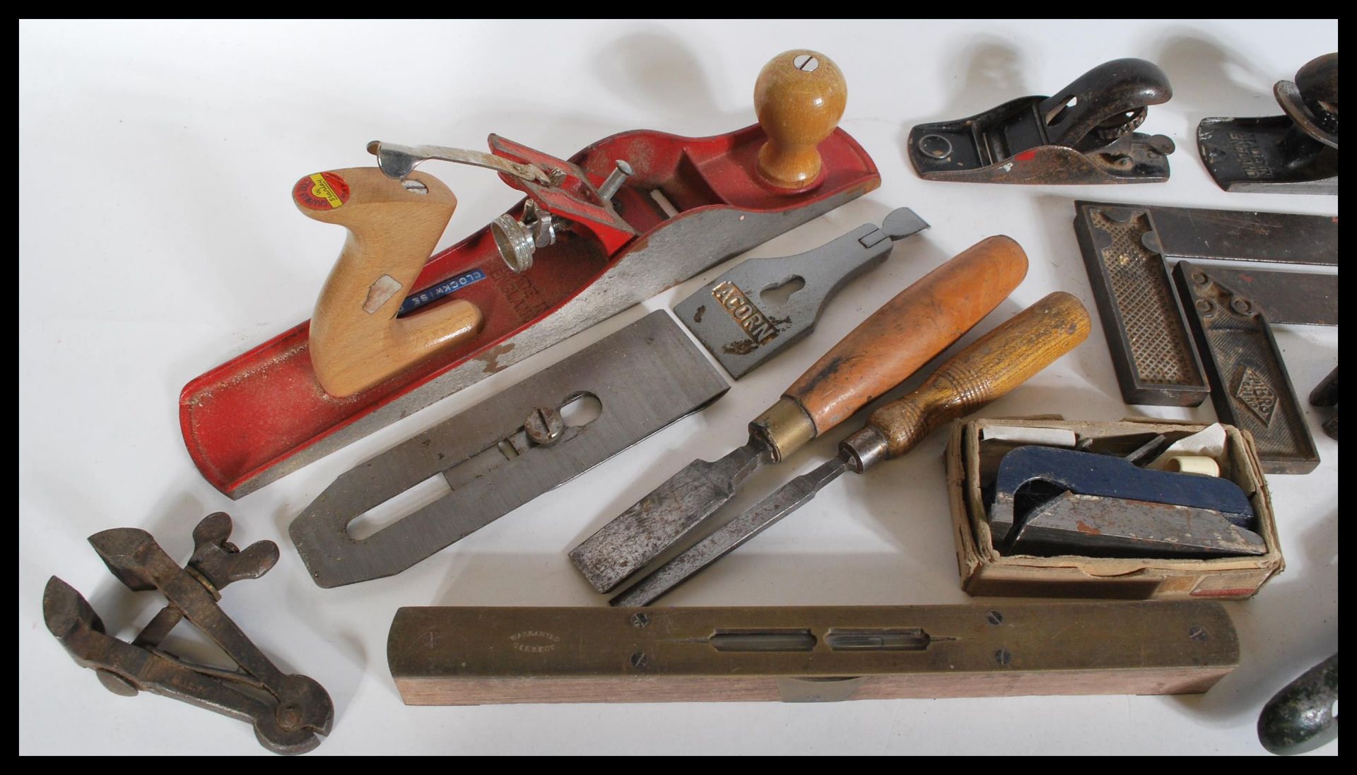 A collection of vintage 20th Century woodworking tools to include planes Acorn, Stanley, Chistles - Bild 2 aus 5