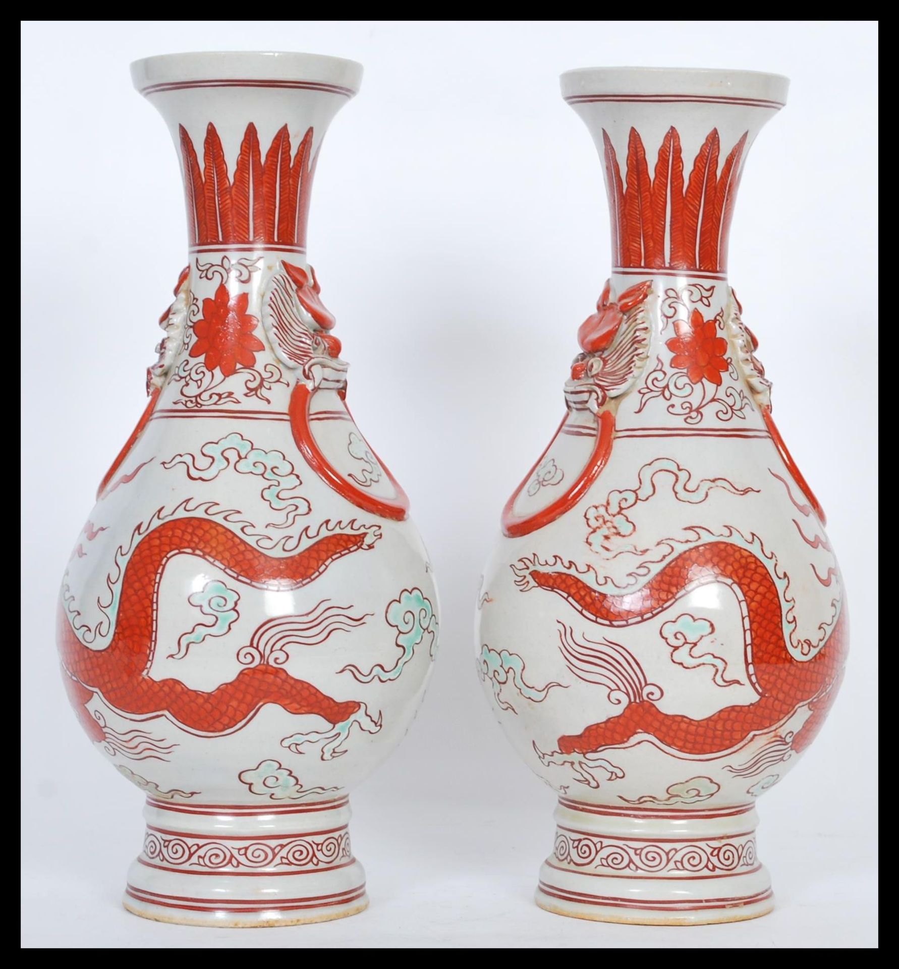 A pair of 20th Century Chinese baluster vases raised on a large circular foot with ring Fu / - Bild 2 aus 5