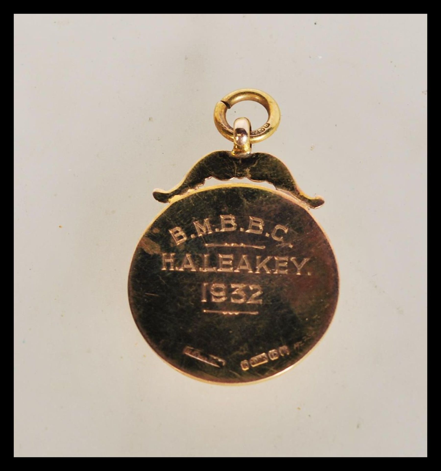 An early 20th Century hallmarked 9ct gold armoril pocket watch chain fob pendant. Weighs 6.1 - Bild 2 aus 3