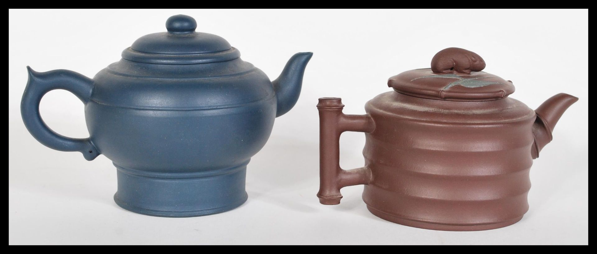 Two Chinese Yixing terracotta teapots comprising of a brown example with ribbed decoration and - Bild 4 aus 5