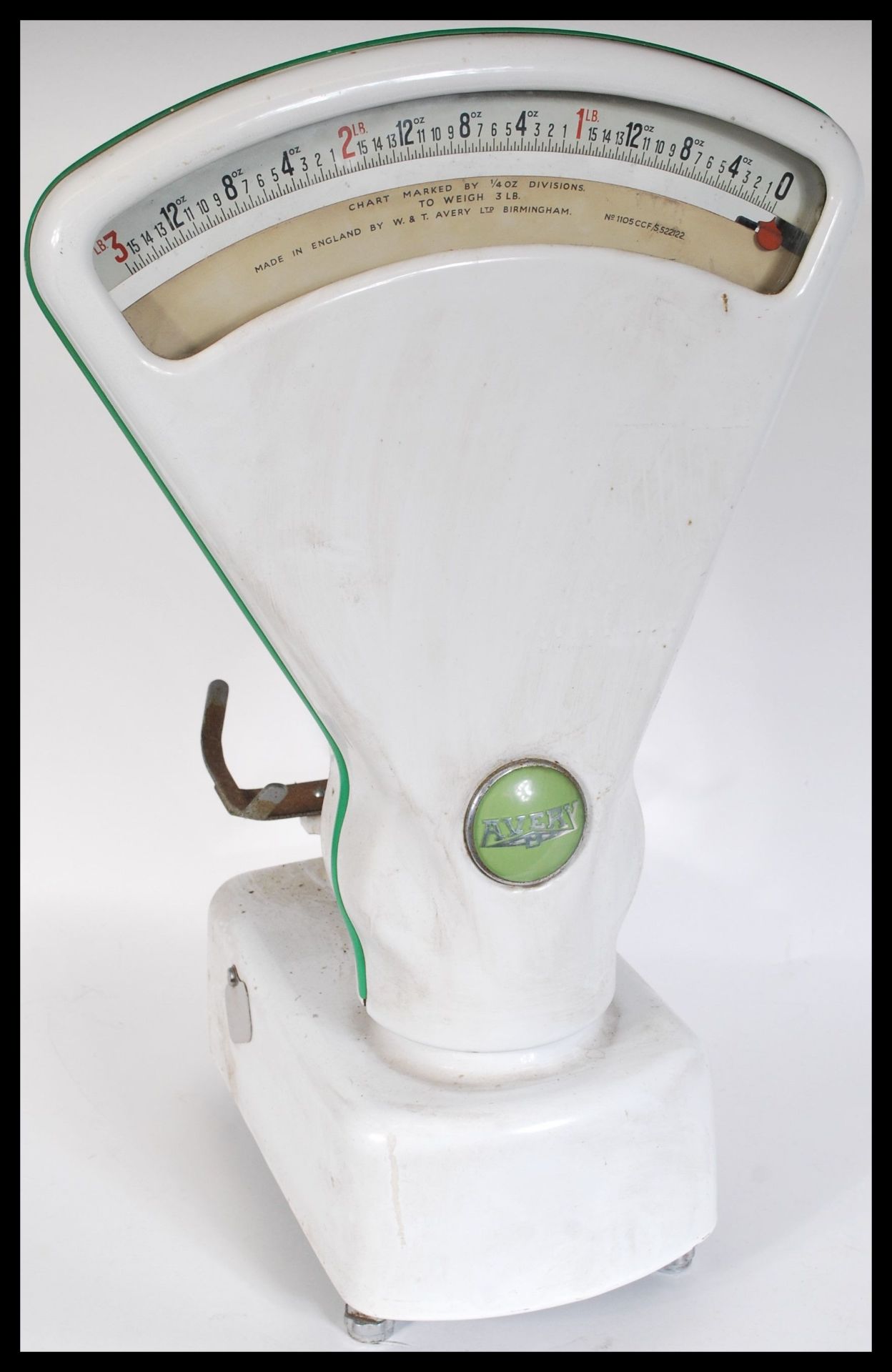 A set of vintage retro 20th Century Avery shop weighing scales having a white and green enamel - Bild 5 aus 5