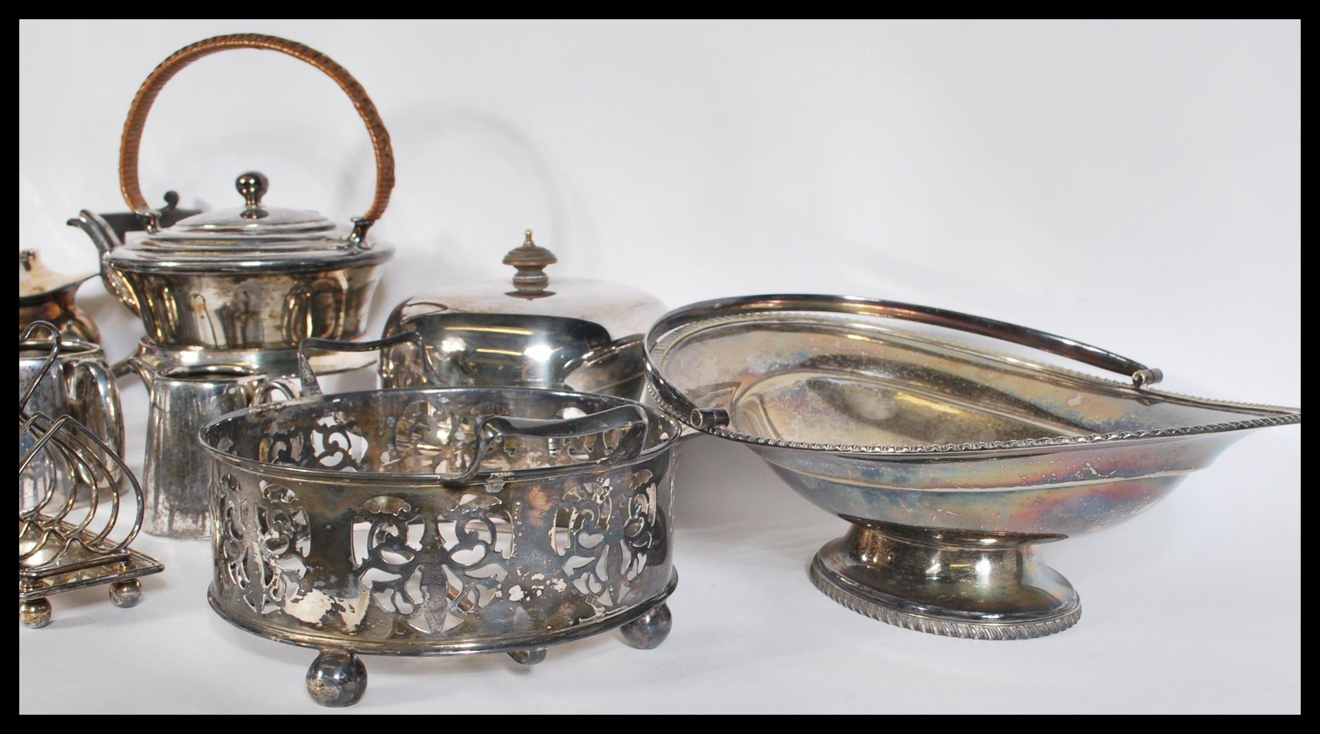 A collection of vintage early 20th Century silver plated items, to include a spirit kettle, toast - Bild 5 aus 5
