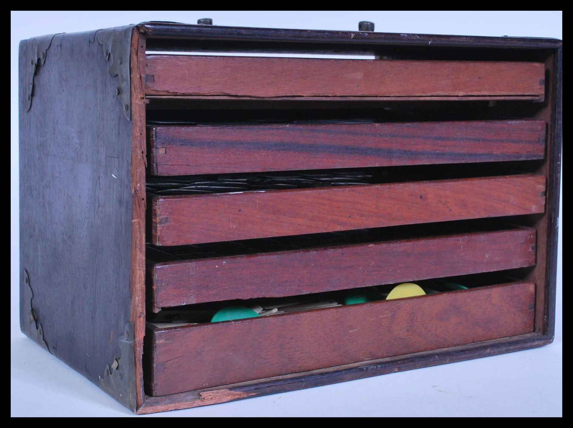 An early 20th Century Chinese Mahjong game set complete in lacquered box with drawers and lift up - Bild 9 aus 9