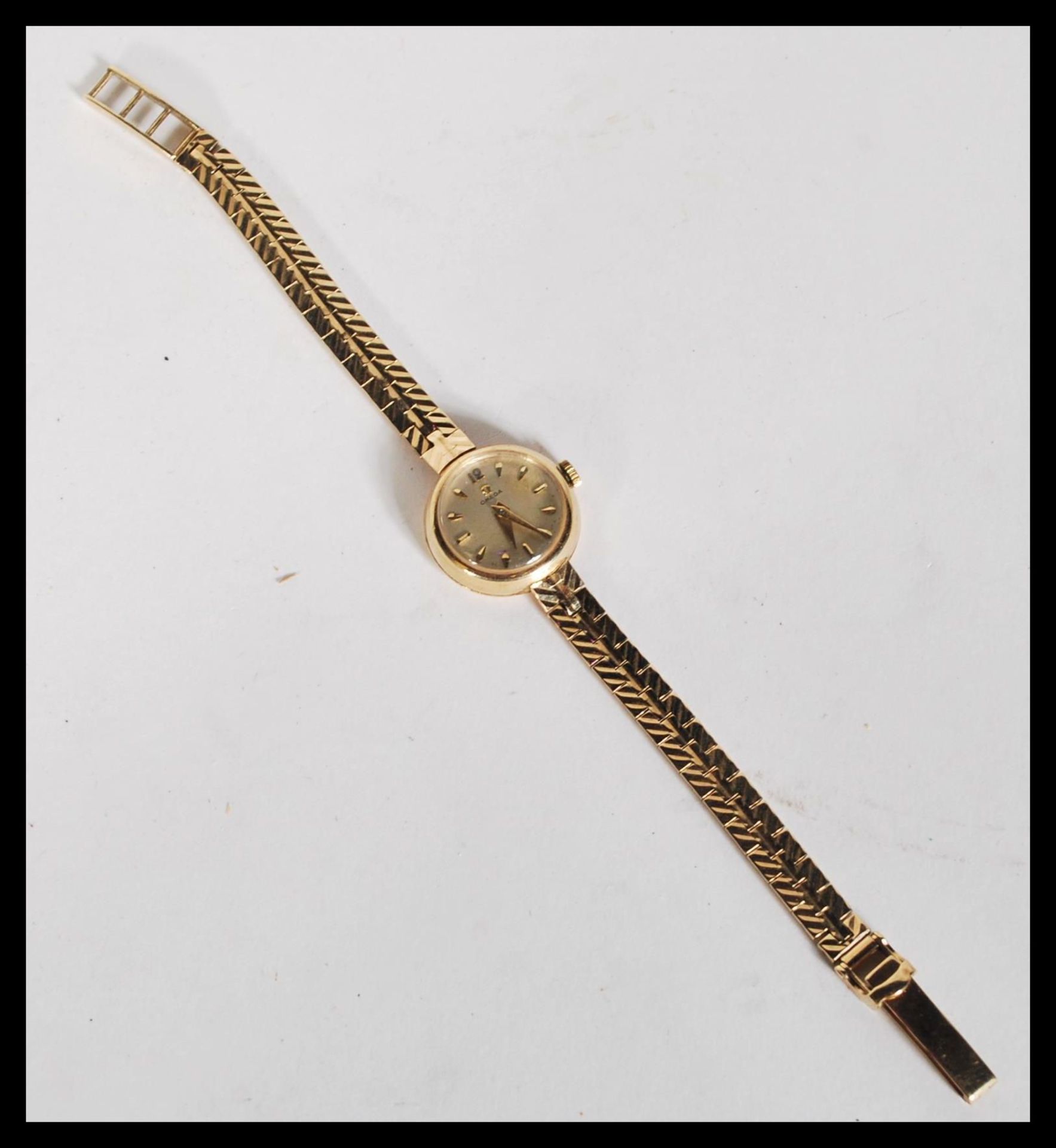 A hallmarked 9ct gold ladies Omega cocktail watch set to a 9ct gold watch bracelet. Champagne dial - Bild 3 aus 5