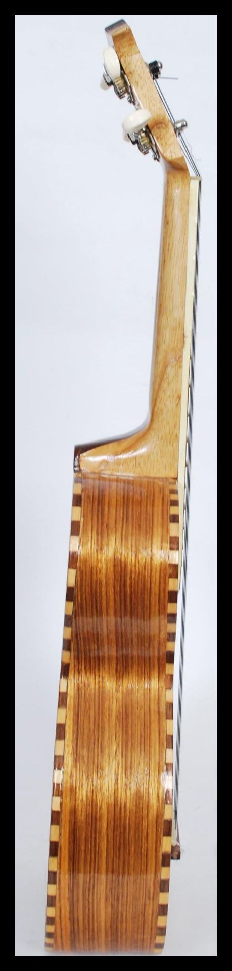 A scratch built Ukulele having inlaid dark wood in a checker board pattern to the sound hole and - Bild 5 aus 5