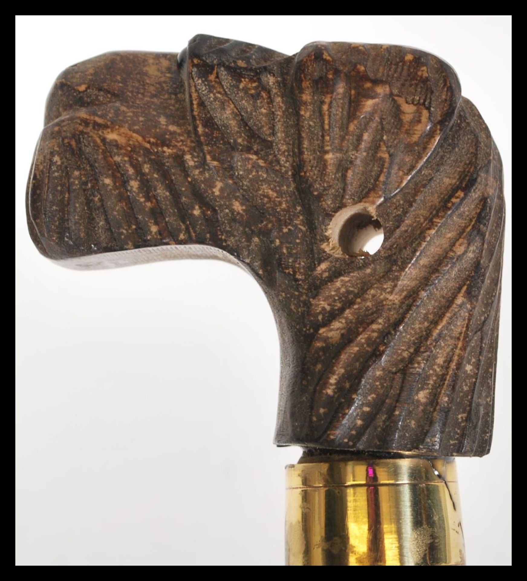 A malacca walking stick having a carved wooden dogs head knop / handle to the top with glass eyes. - Bild 2 aus 5