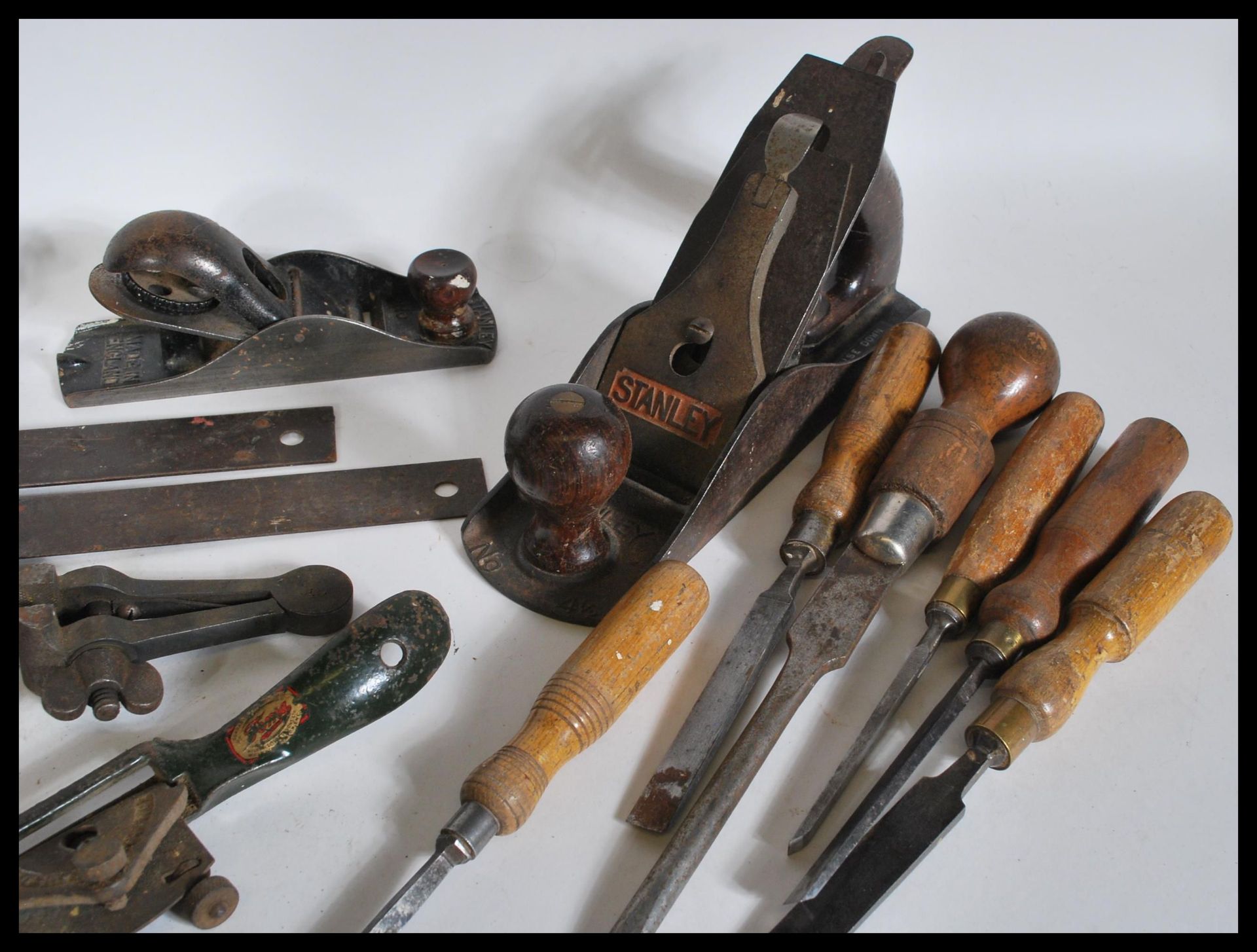 A collection of vintage 20th Century woodworking tools to include planes Acorn, Stanley, Chistles - Bild 4 aus 5