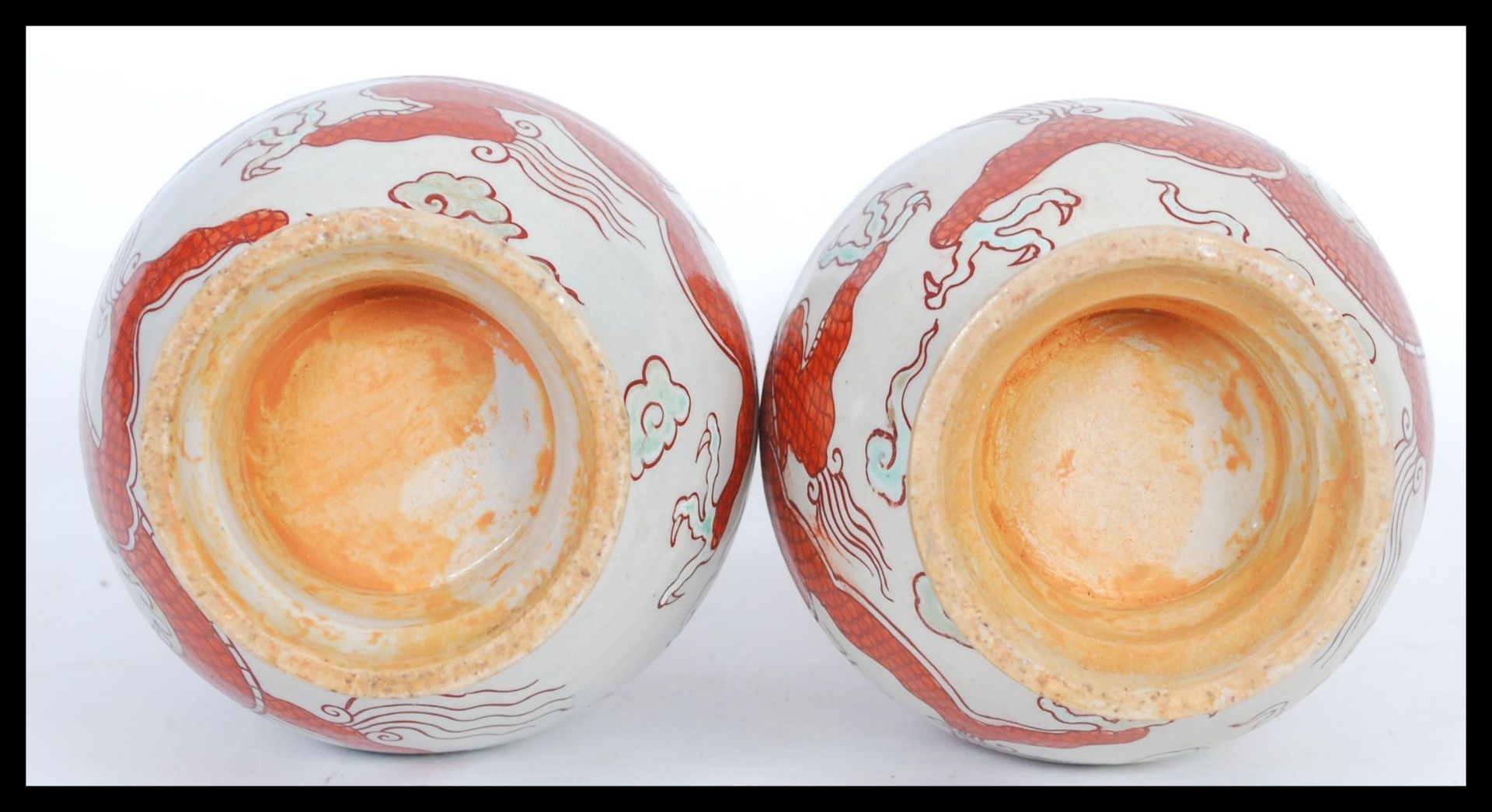 A pair of 20th Century Chinese baluster vases raised on a large circular foot with ring Fu / - Bild 5 aus 5
