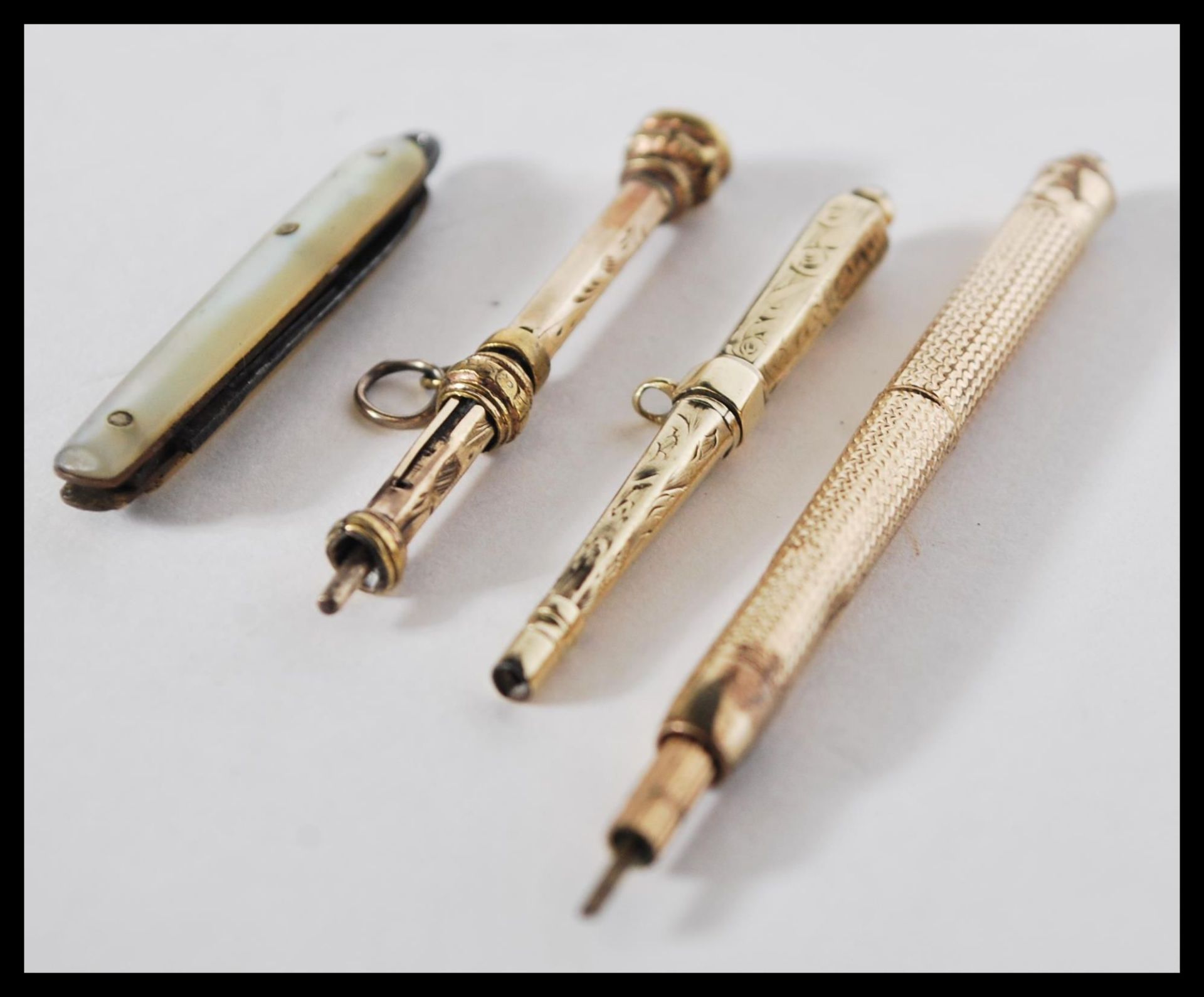 A group of three yellow metal propelling pencils along with a miniature mother of pearl pen fruit - Bild 3 aus 4